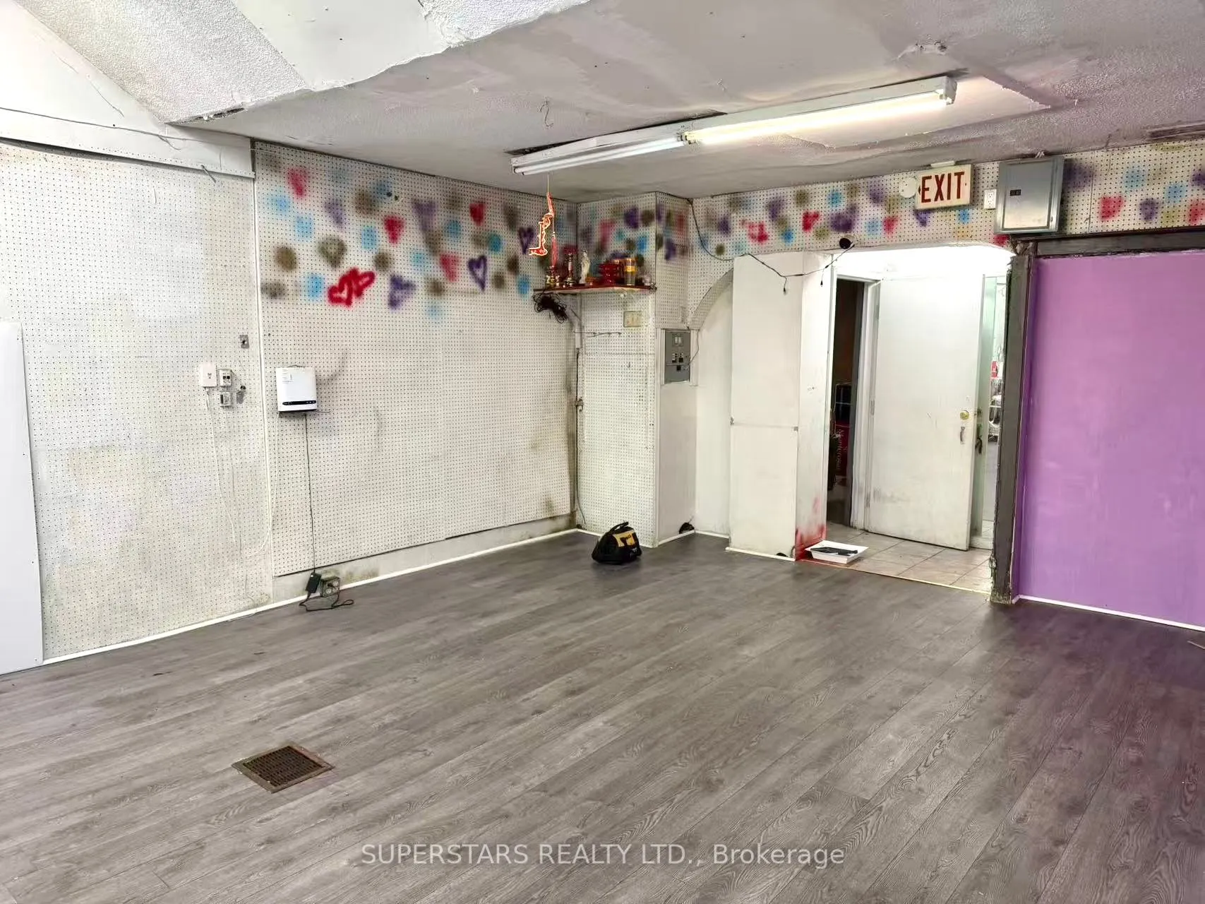564 Dundas Street W