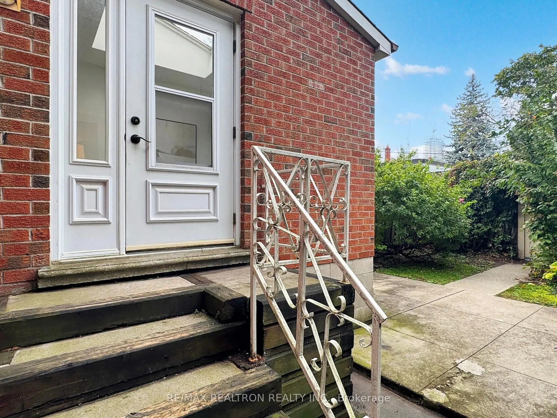 10 Lindsey Avenue