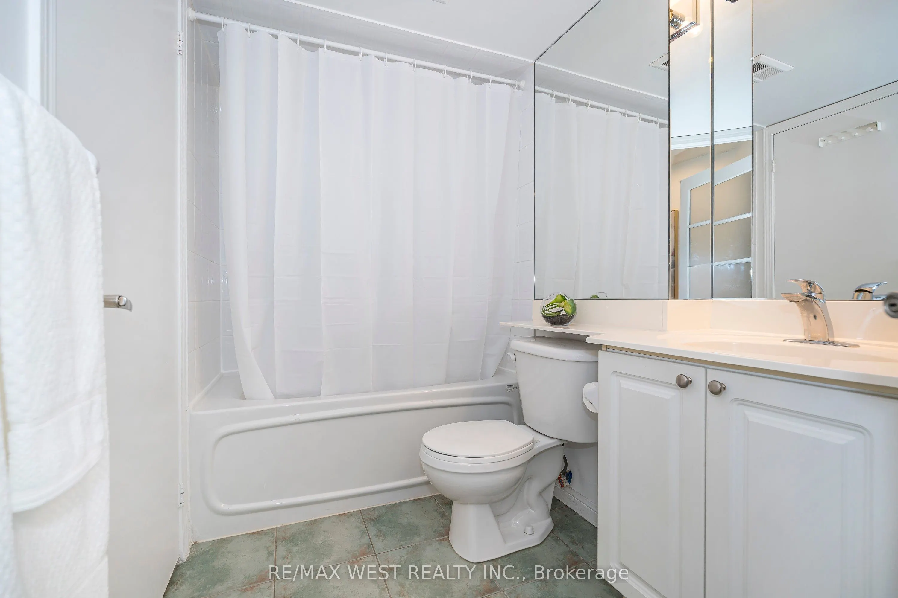 1000 King Street W, #209