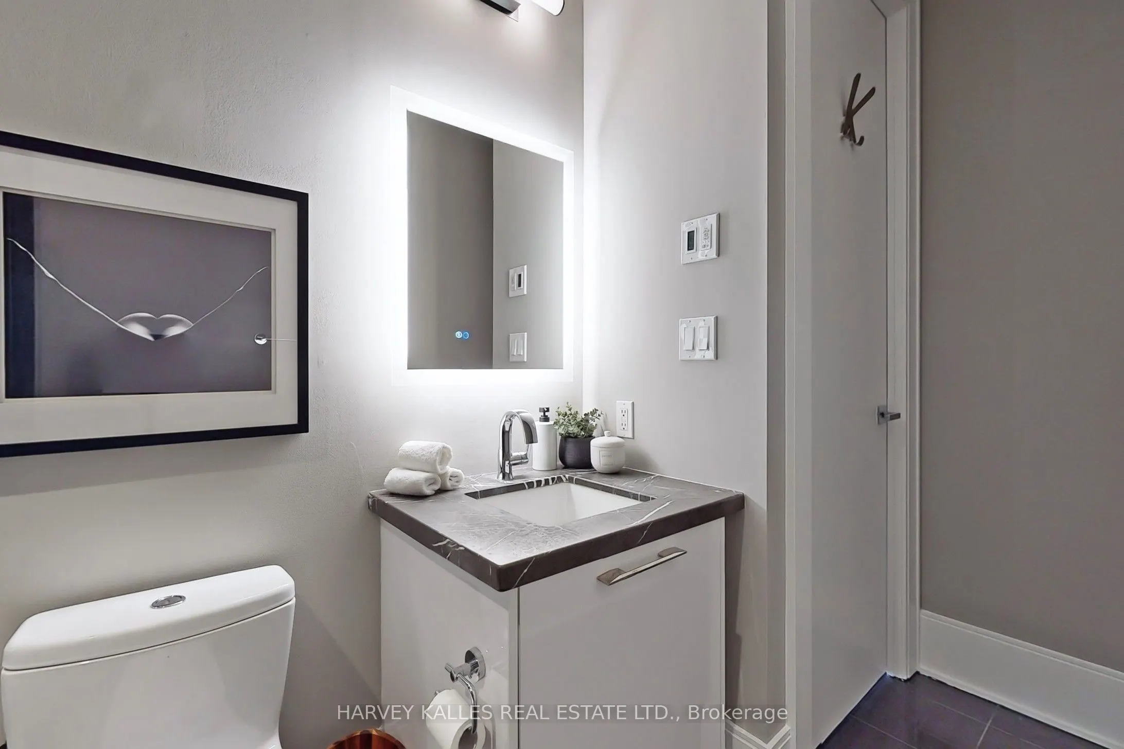 29 Queens Quay E, #813