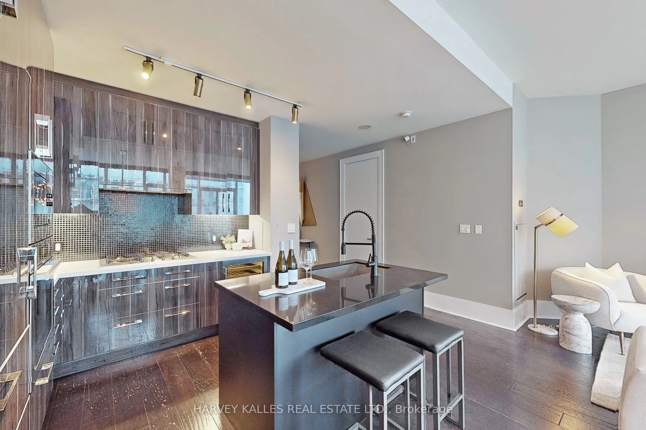 29 Queens Quay E, #813