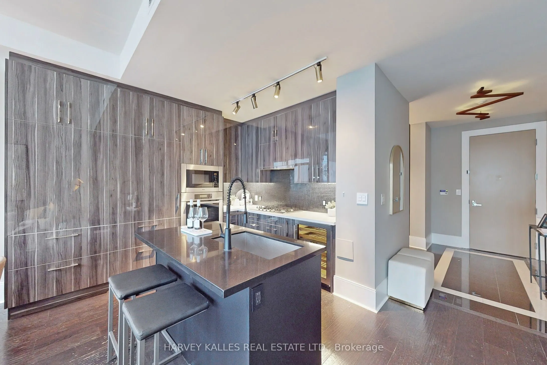 29 Queens Quay E, #813