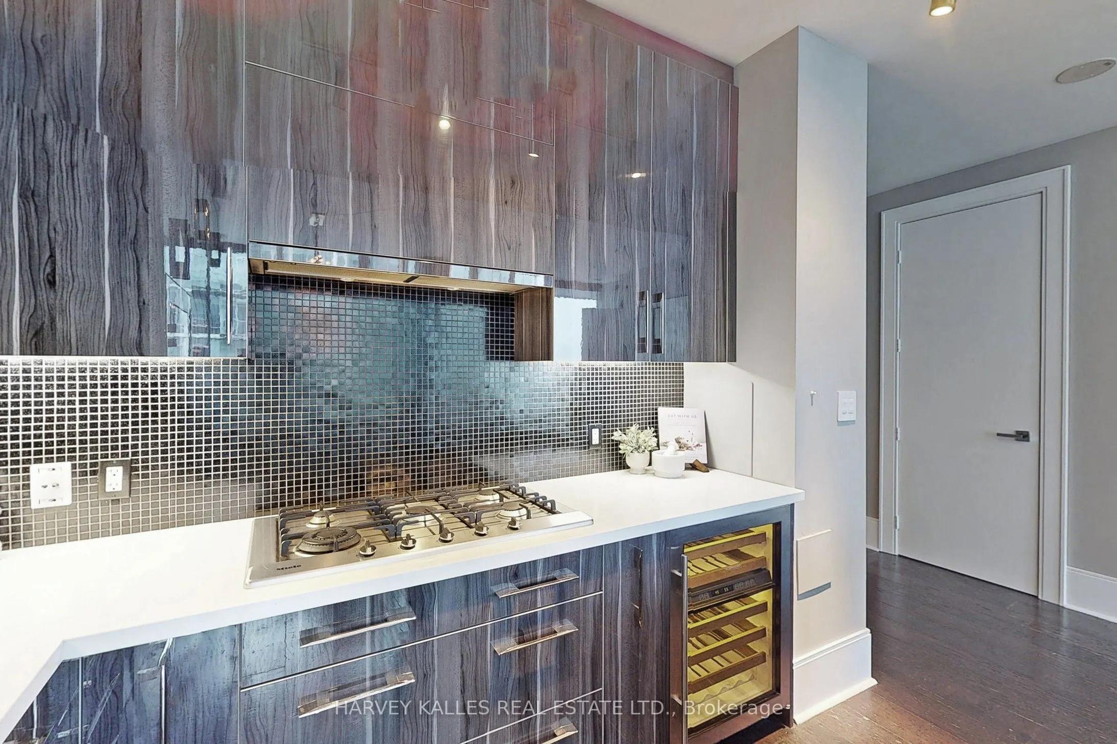 29 Queens Quay E, #813