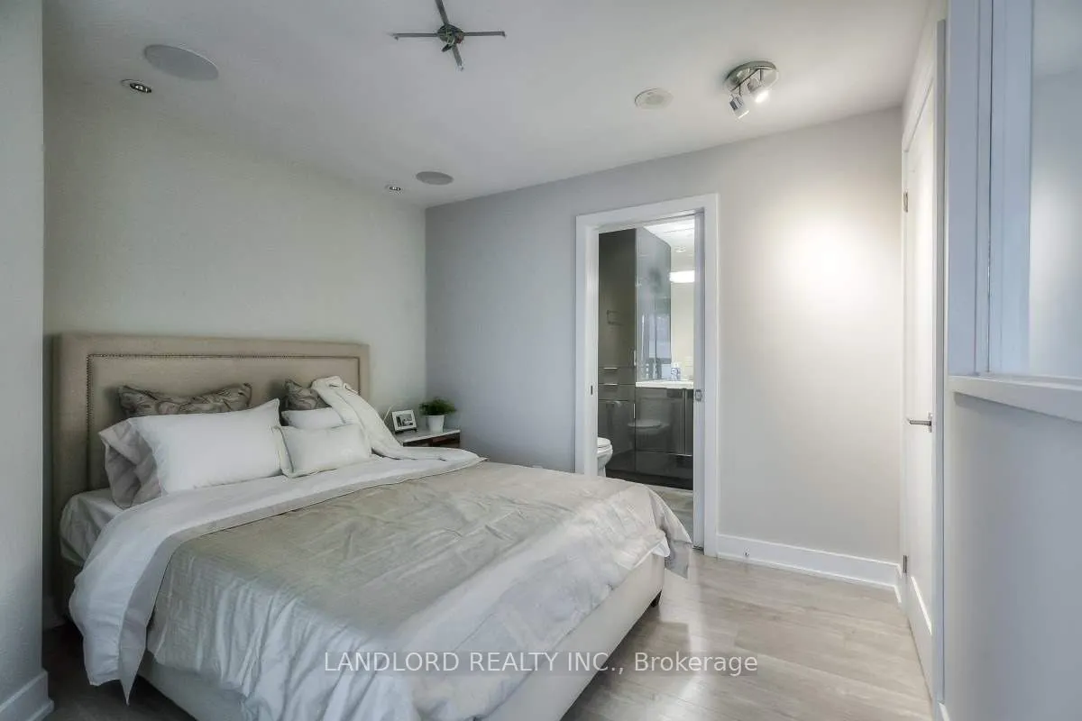 318 Richmond Street W, #1005