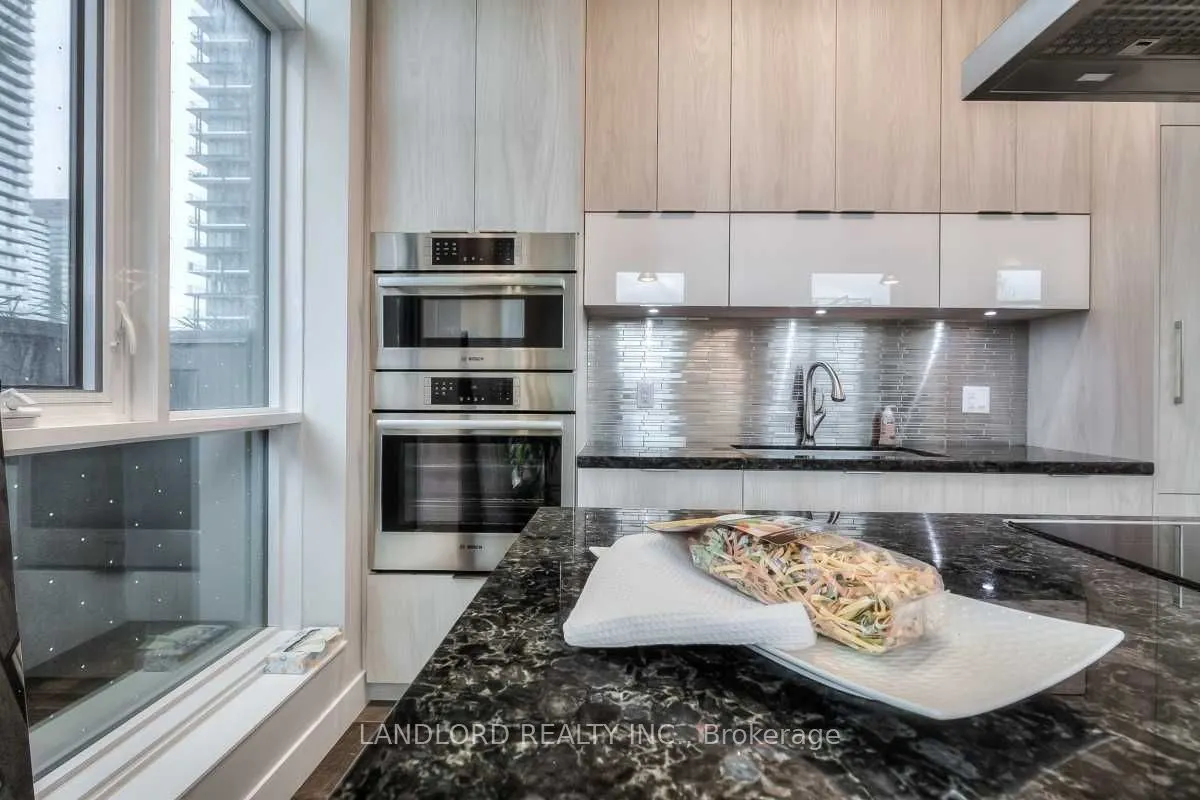 318 Richmond Street W, #1005