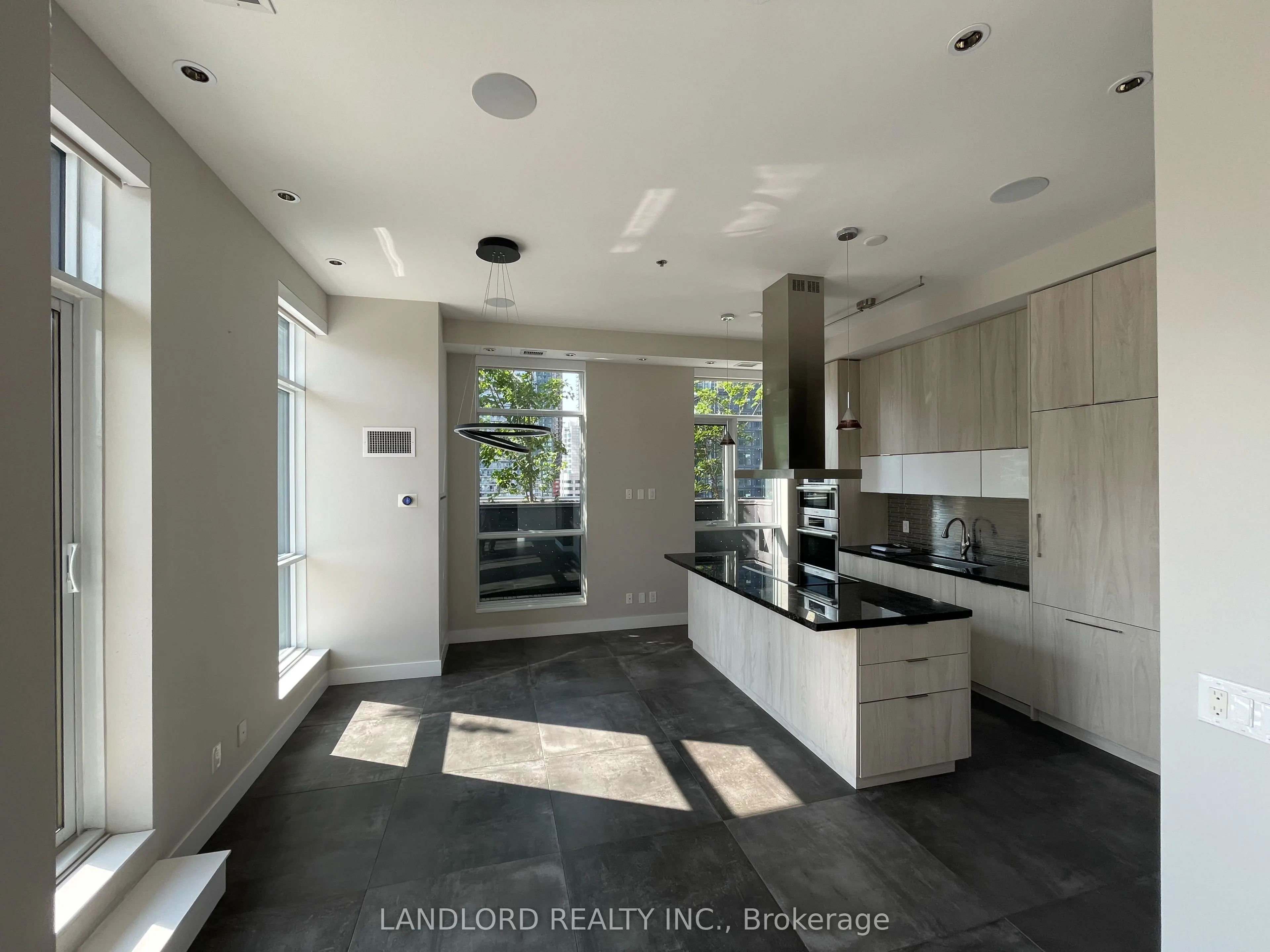 318 Richmond Street W, #1005