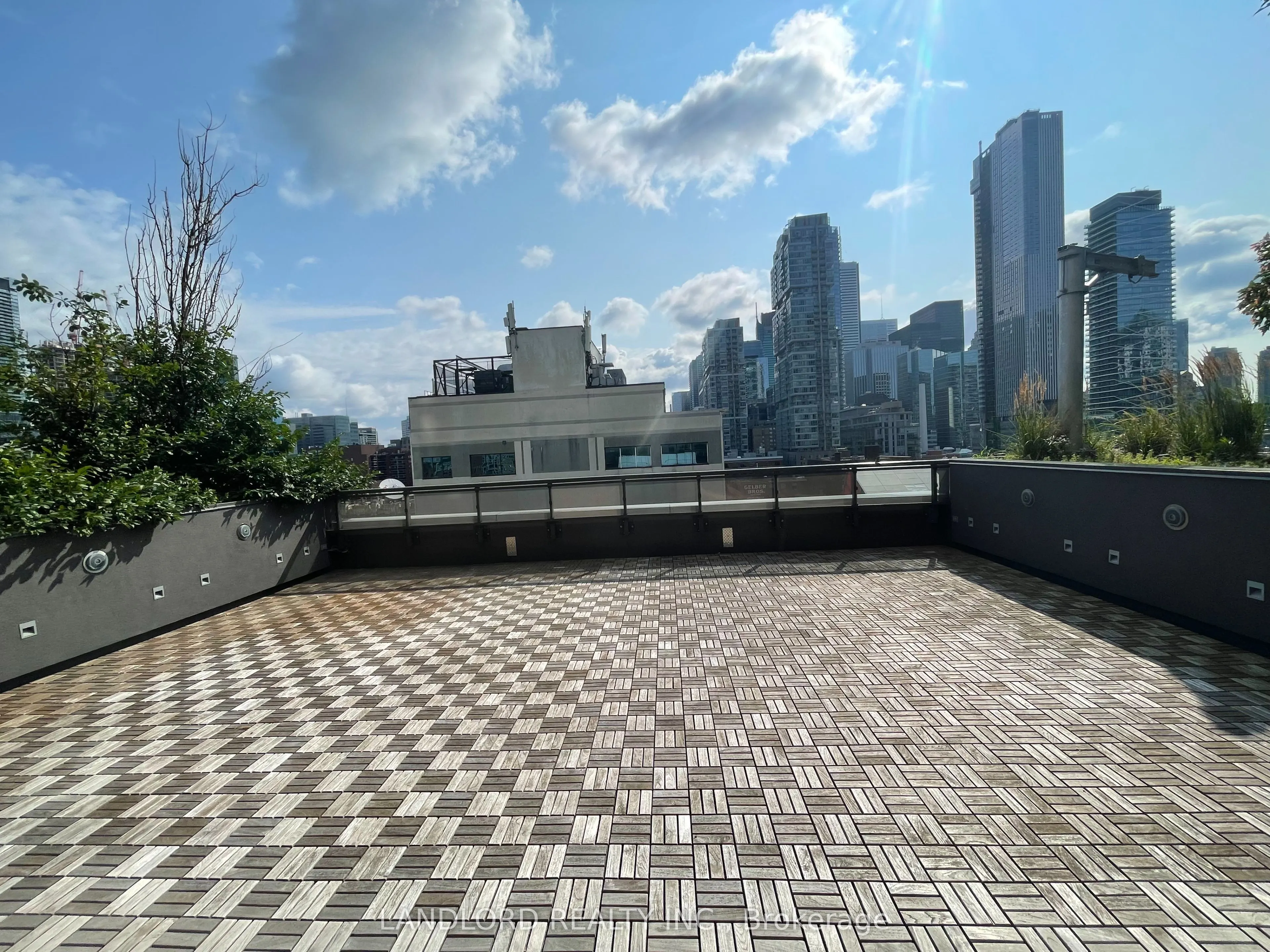 318 Richmond Street W, #1005