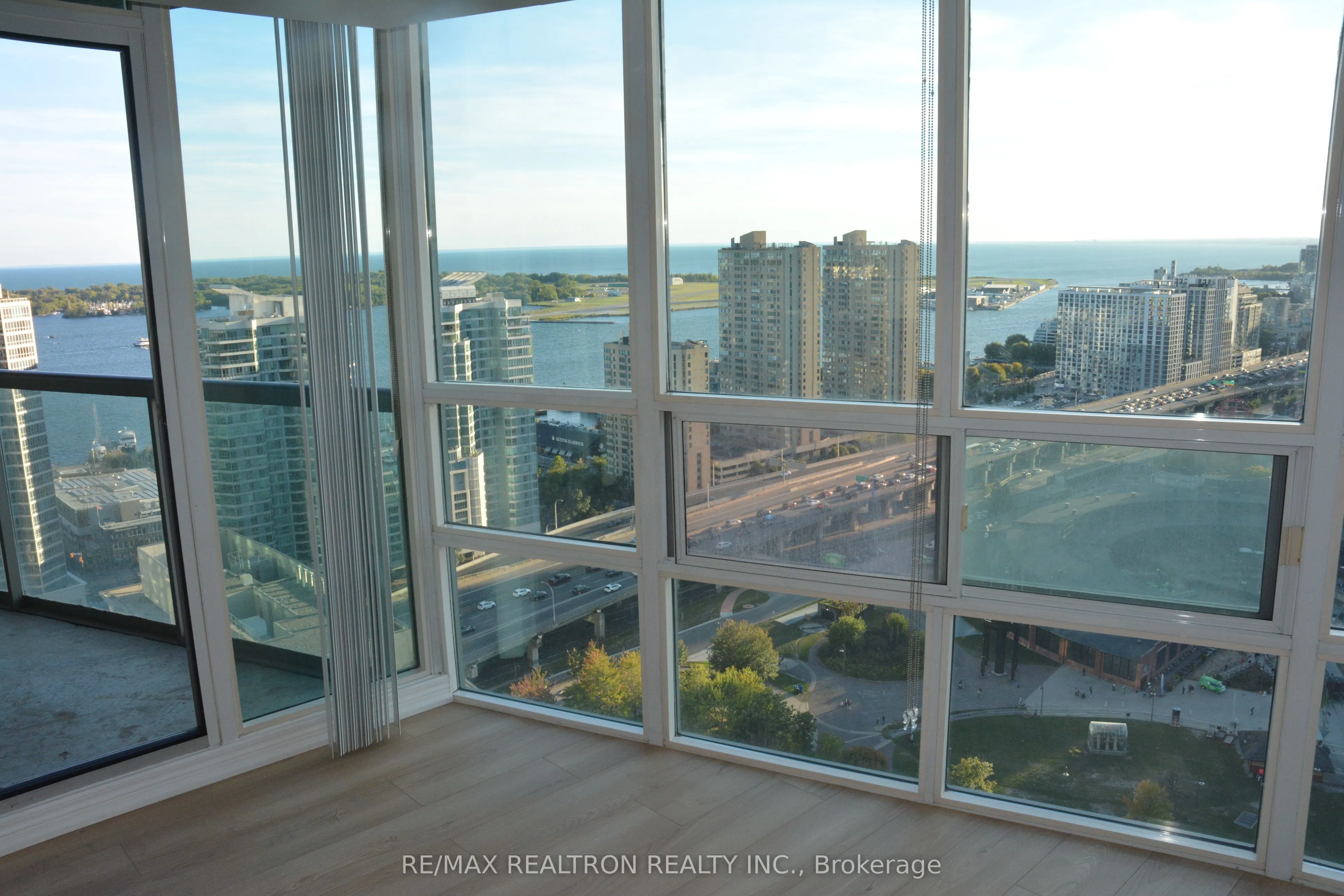 30 Grand Trunk Crescent, #3701