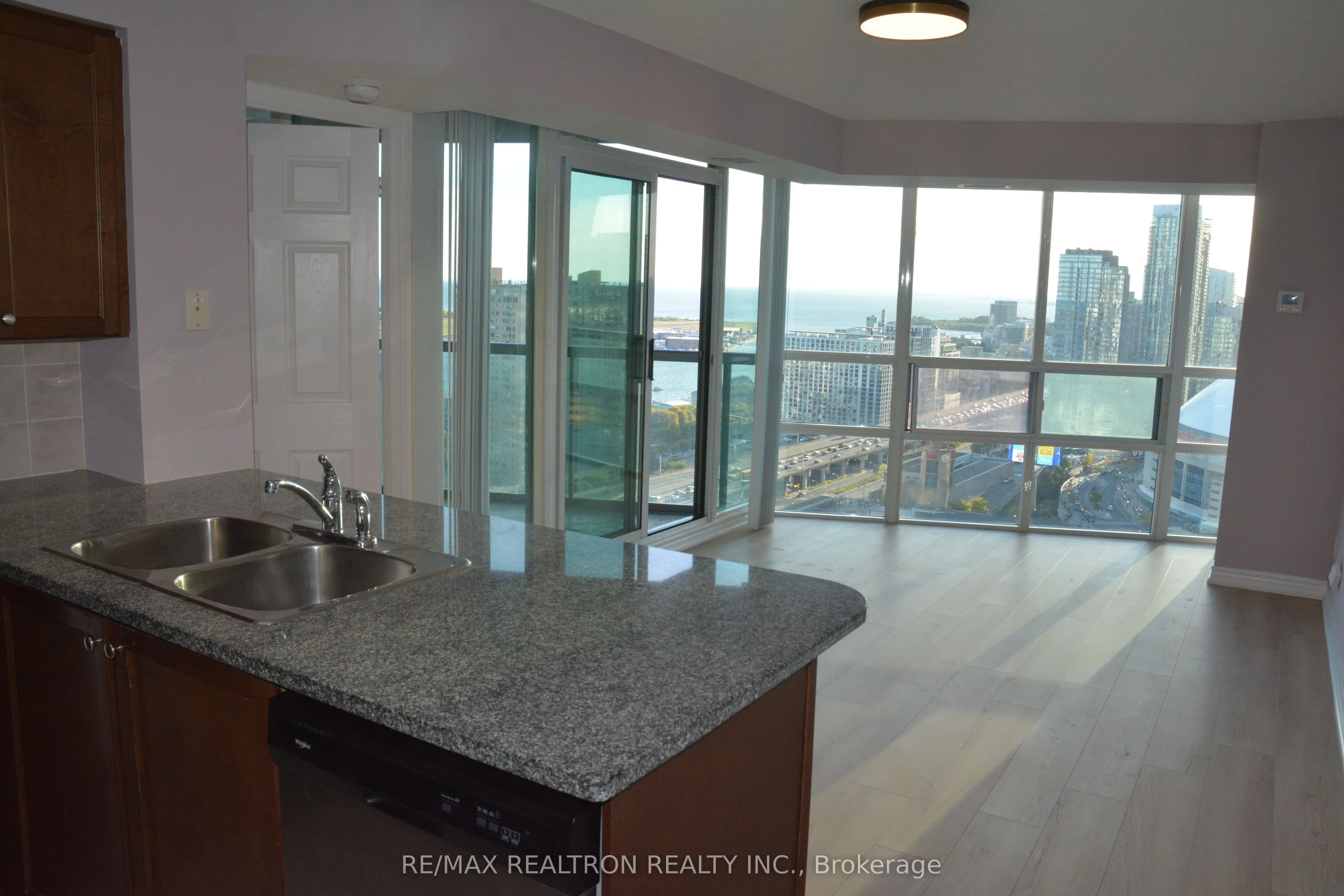 30 Grand Trunk Crescent, #3701