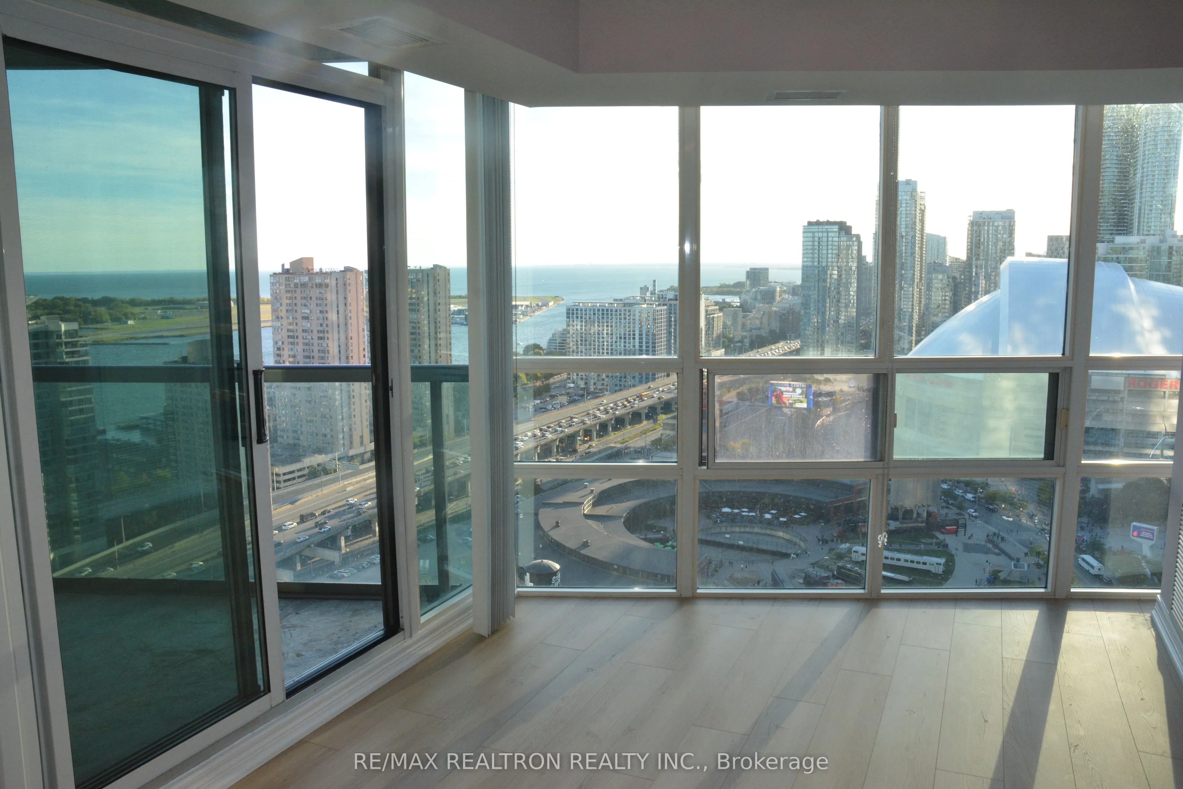 30 Grand Trunk Crescent, #3701
