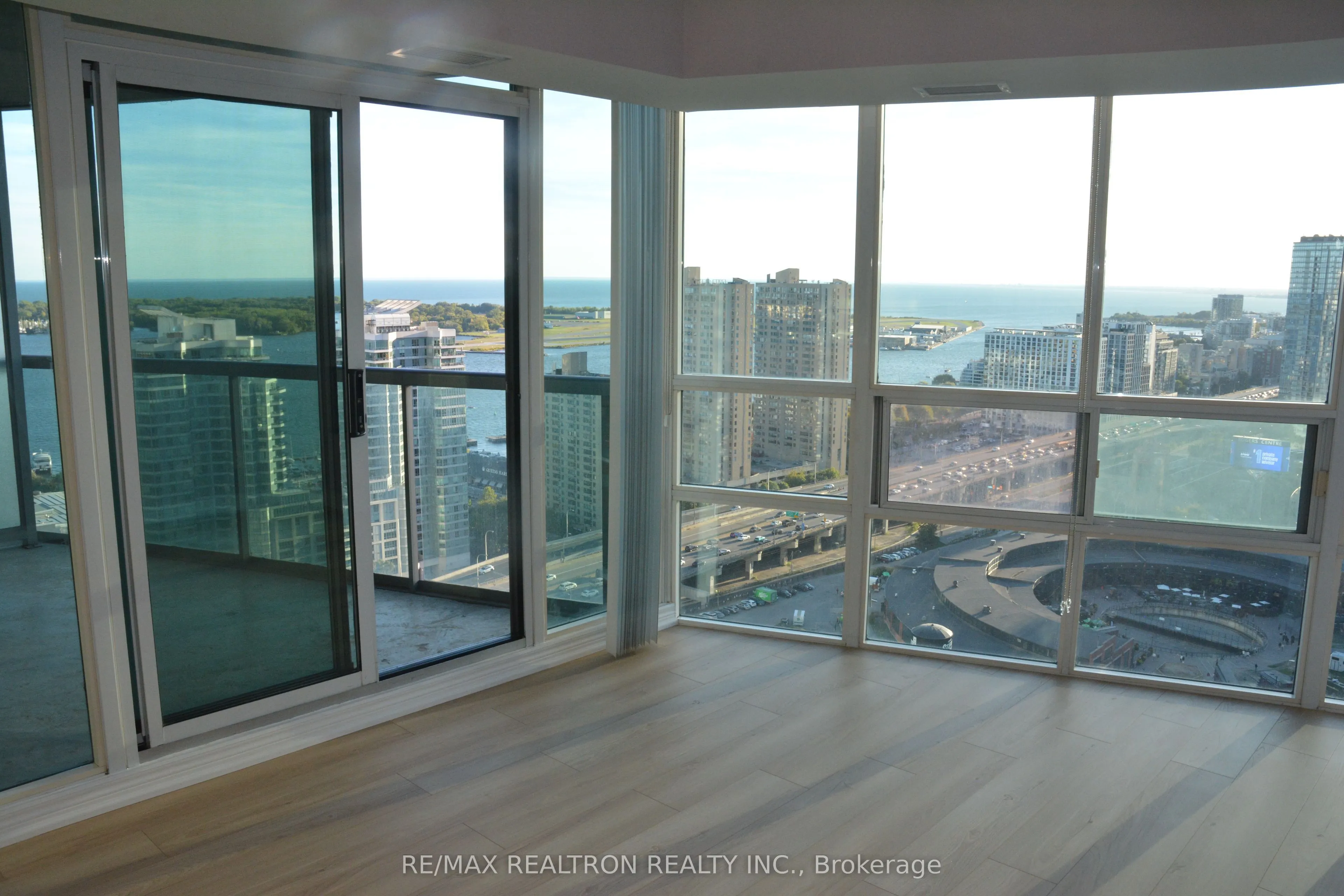 30 Grand Trunk Crescent, #3701