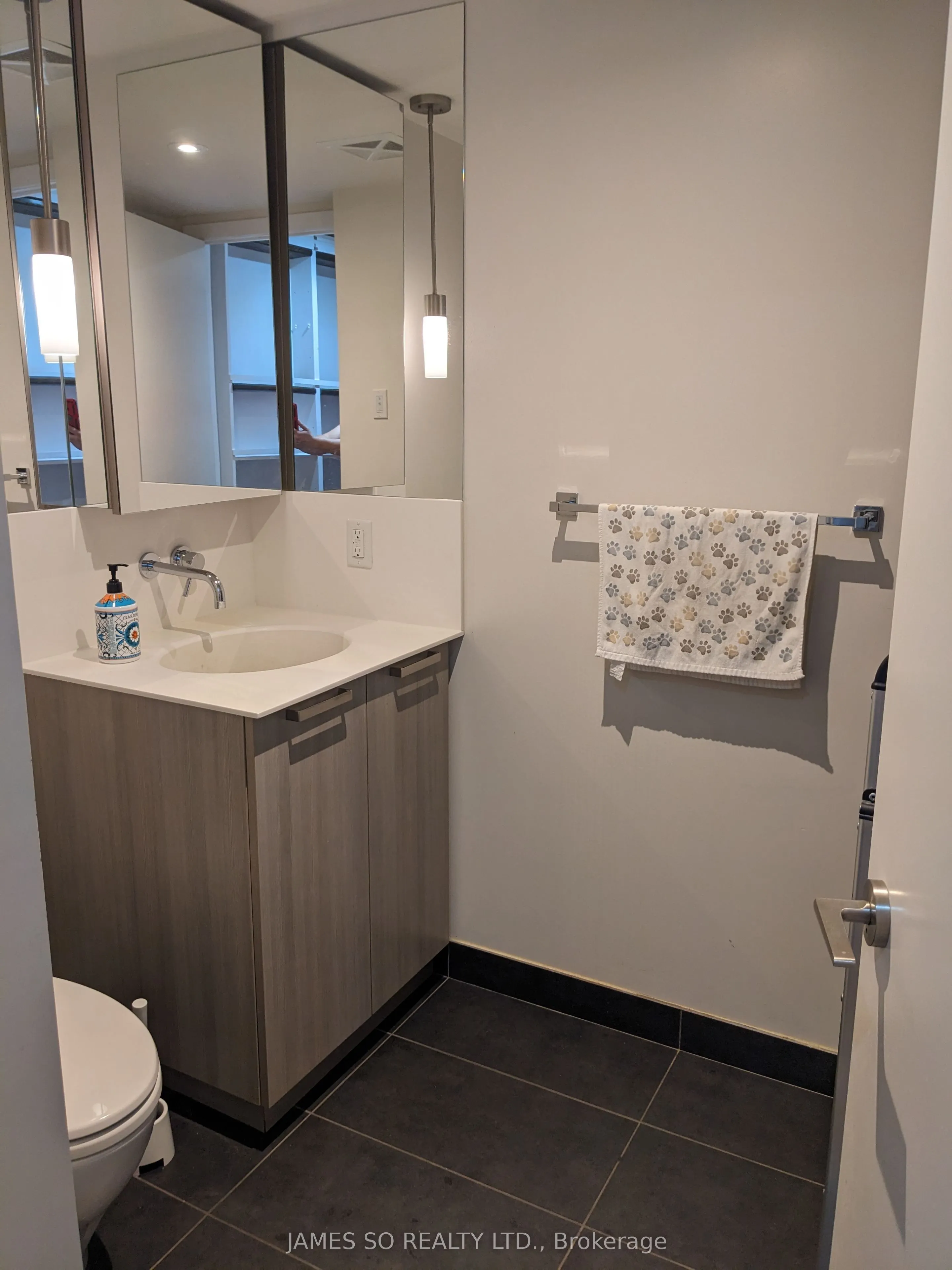 95 Bathurst Street, #723