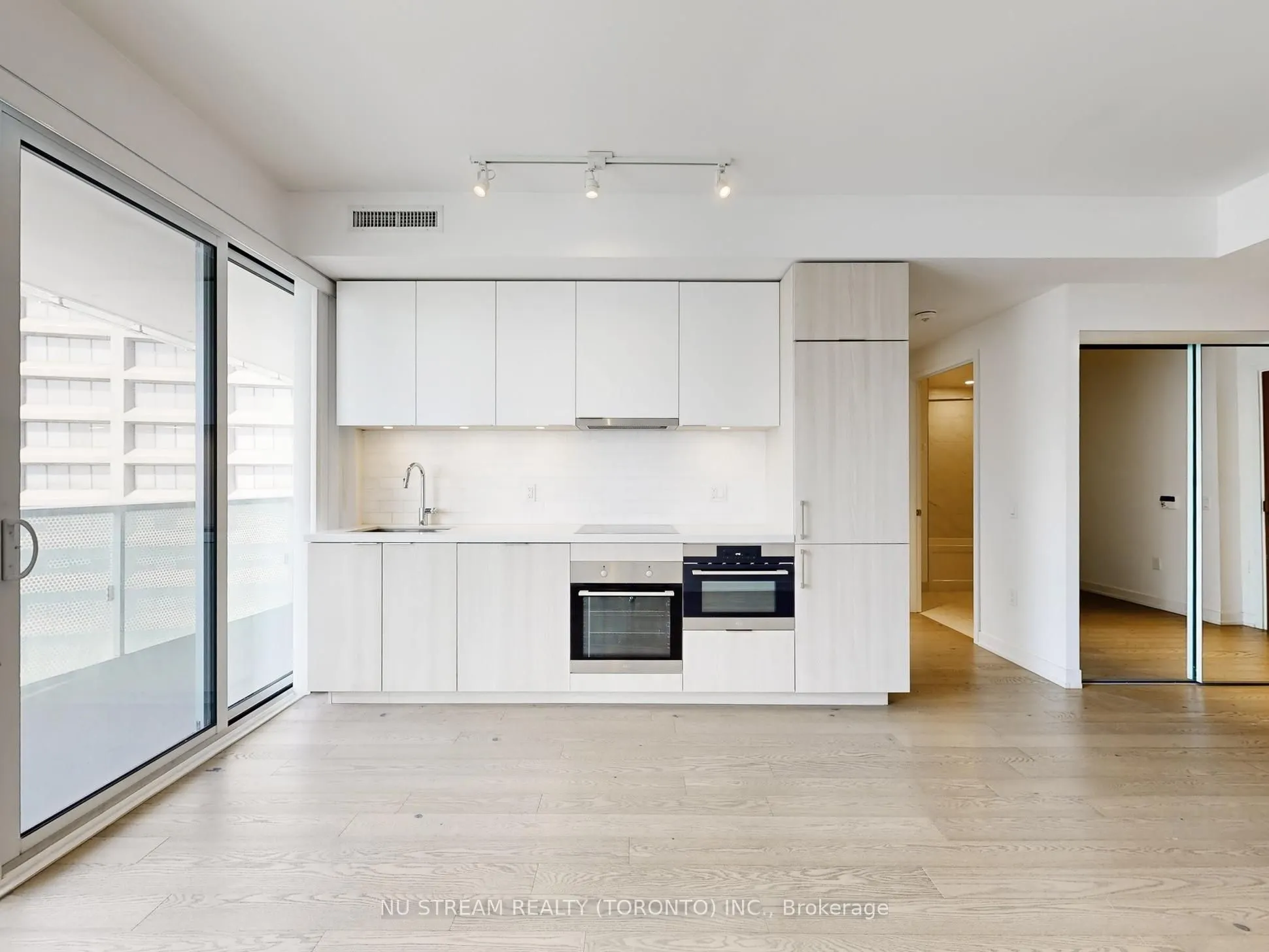 15 Queens Quay E, #2106