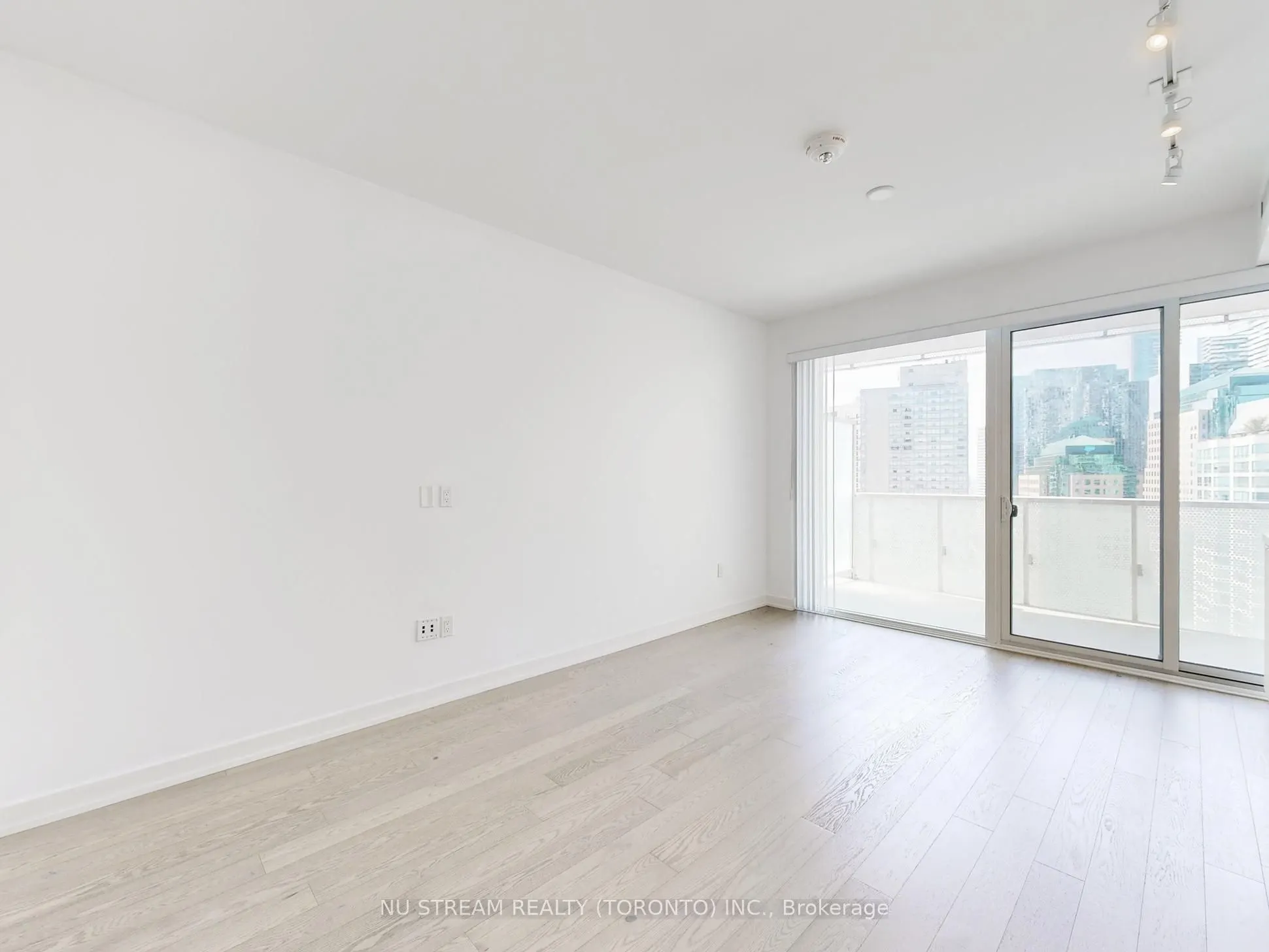 15 Queens Quay E, #2106