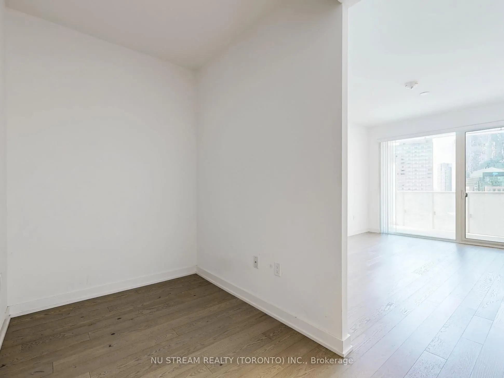 15 Queens Quay E, #2106