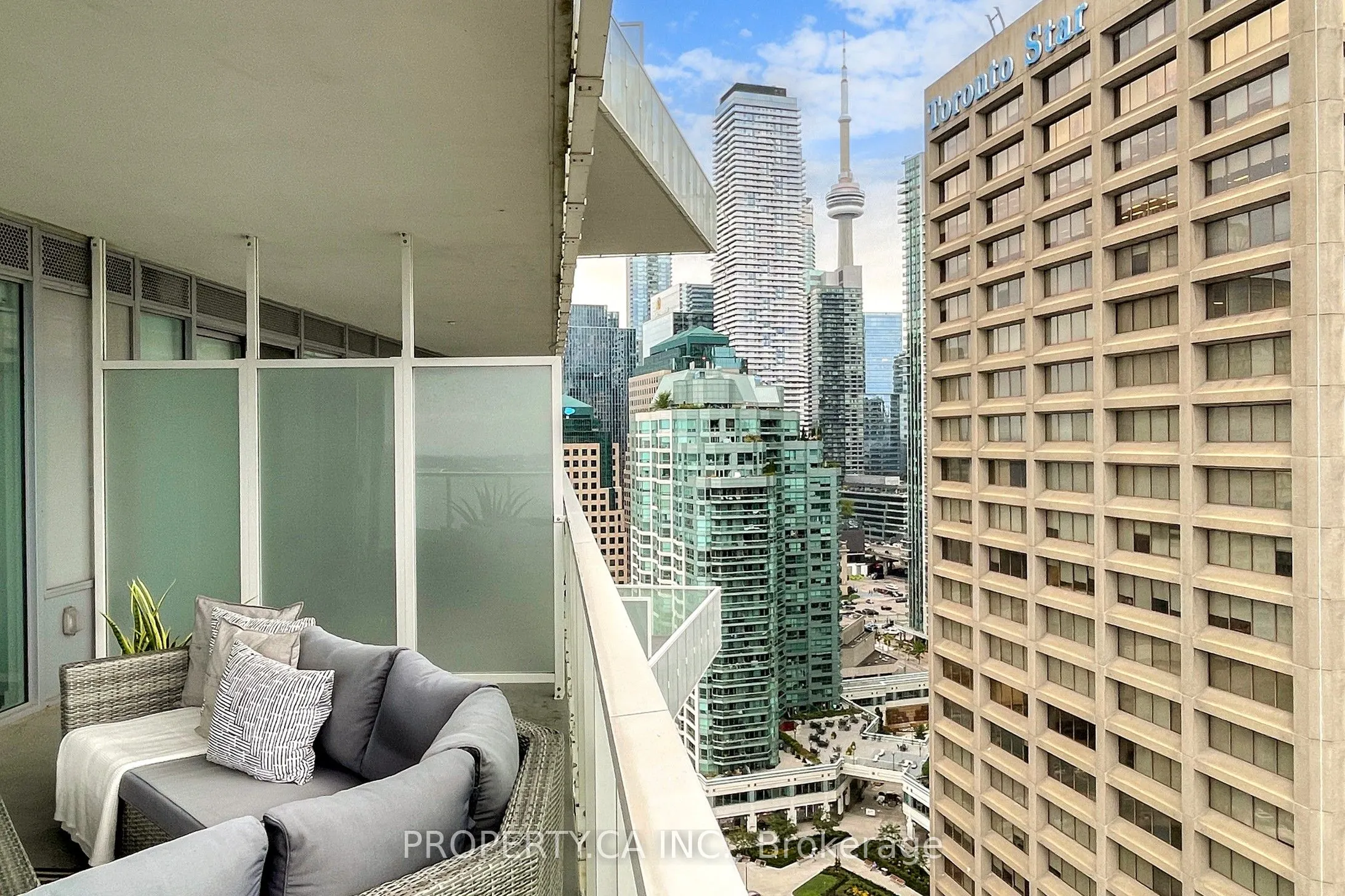 15 Queens Quay E, #2209