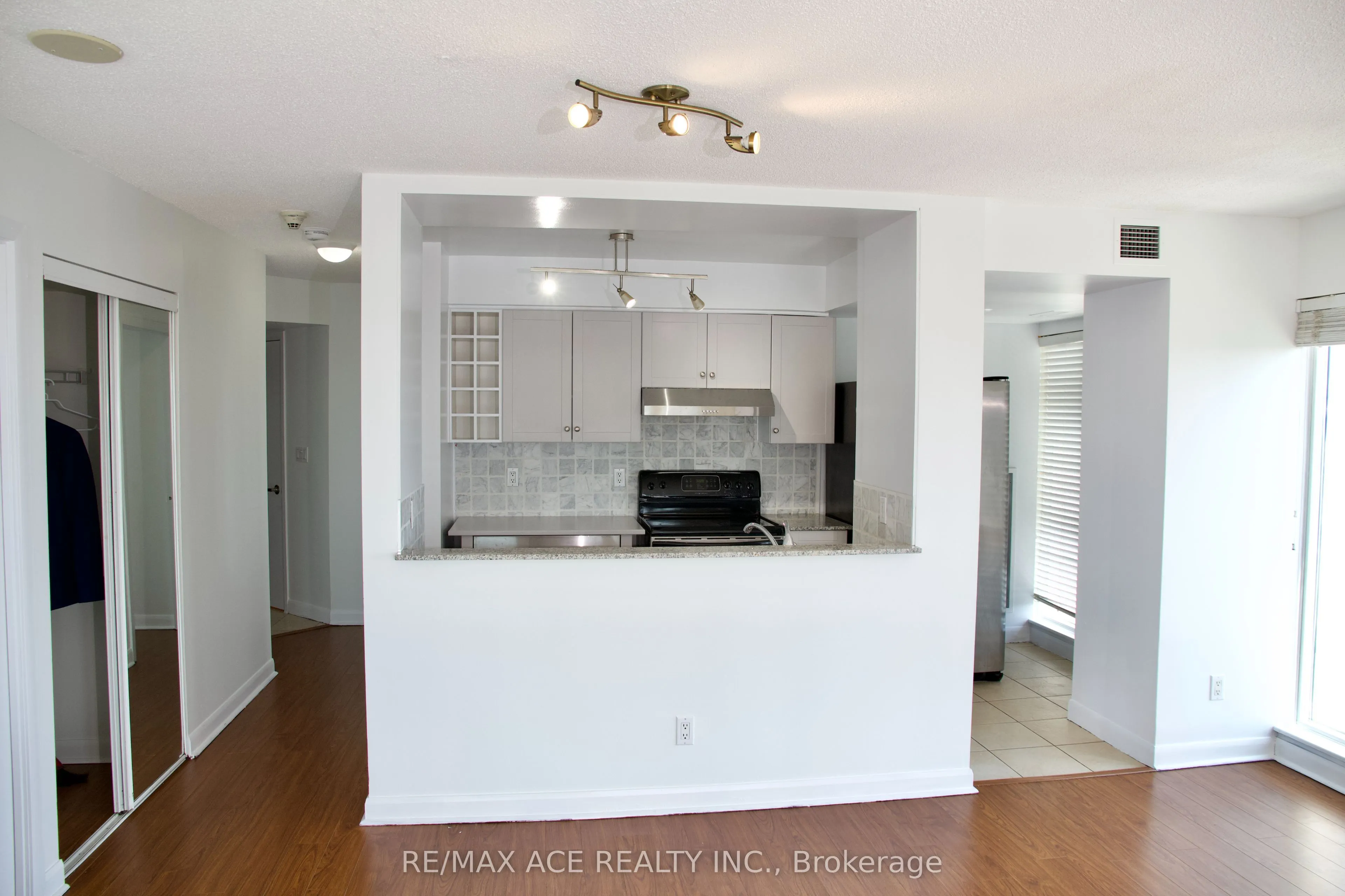 210 Victoria Street, #4004