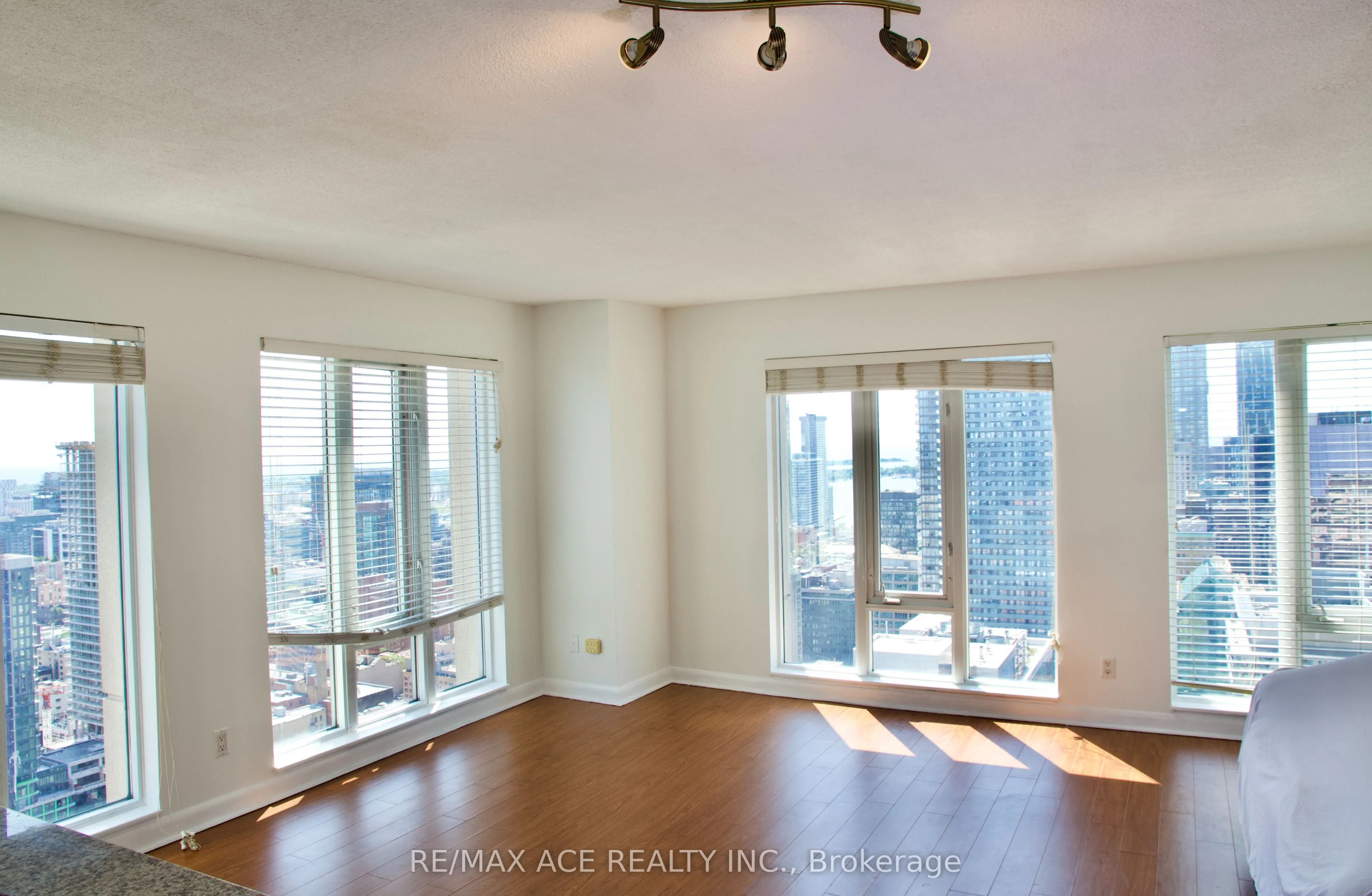210 Victoria Street, #4004