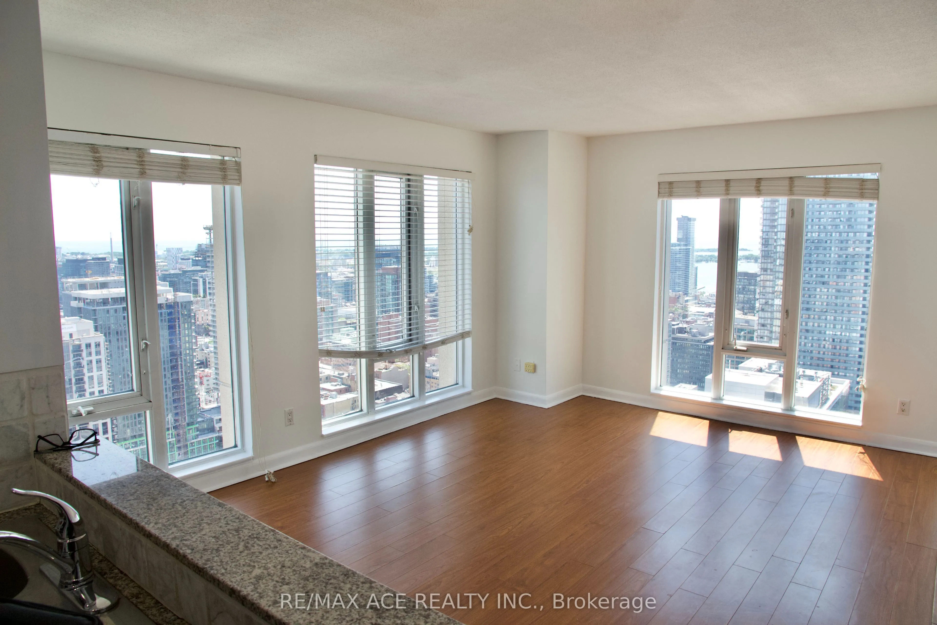 210 Victoria Street, #4004