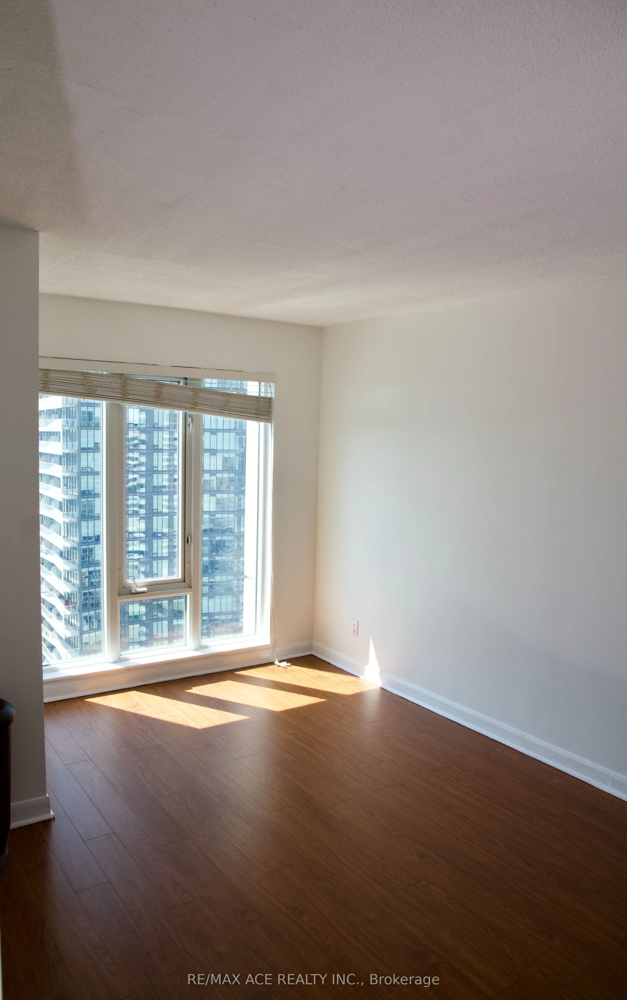 210 Victoria Street, #4004