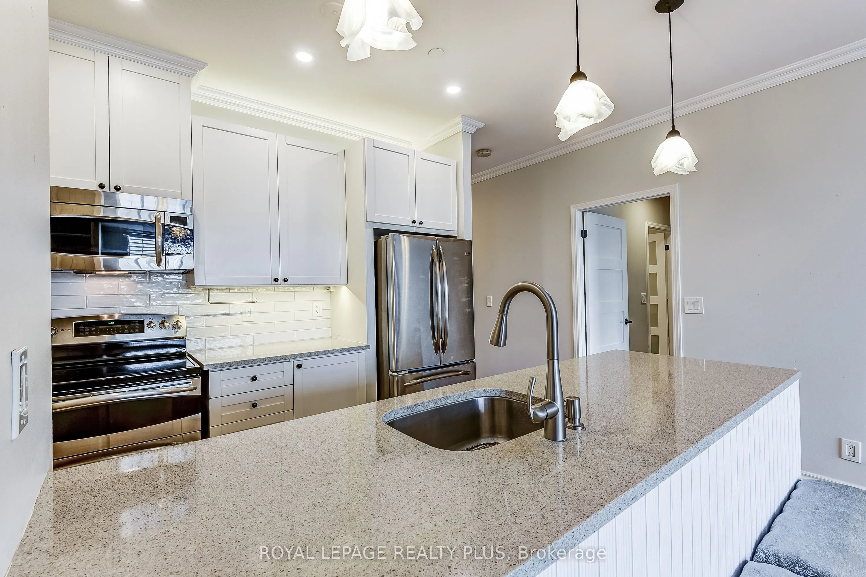 980 Yonge Street, #715