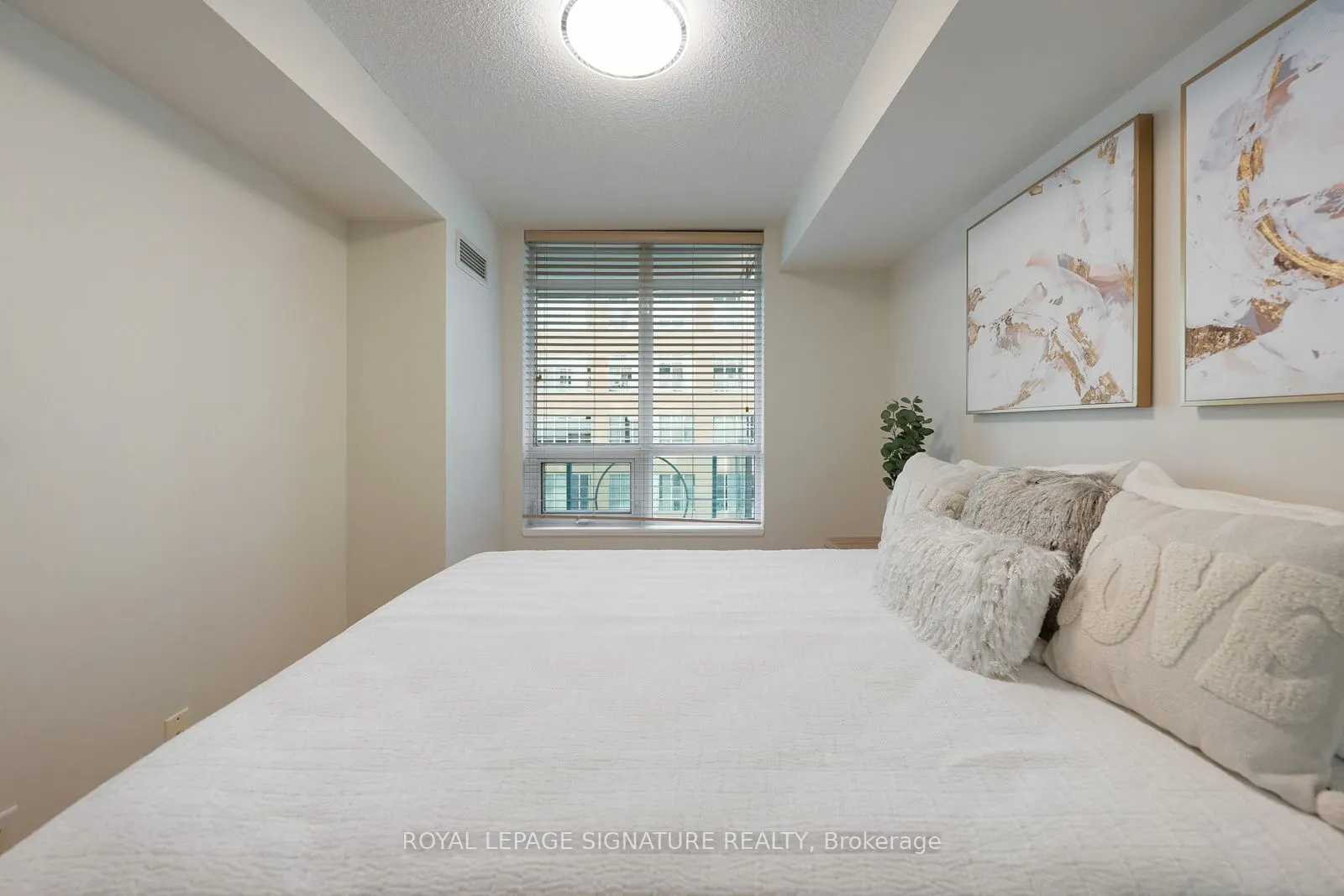 212 Eglinton Avenue E, #605