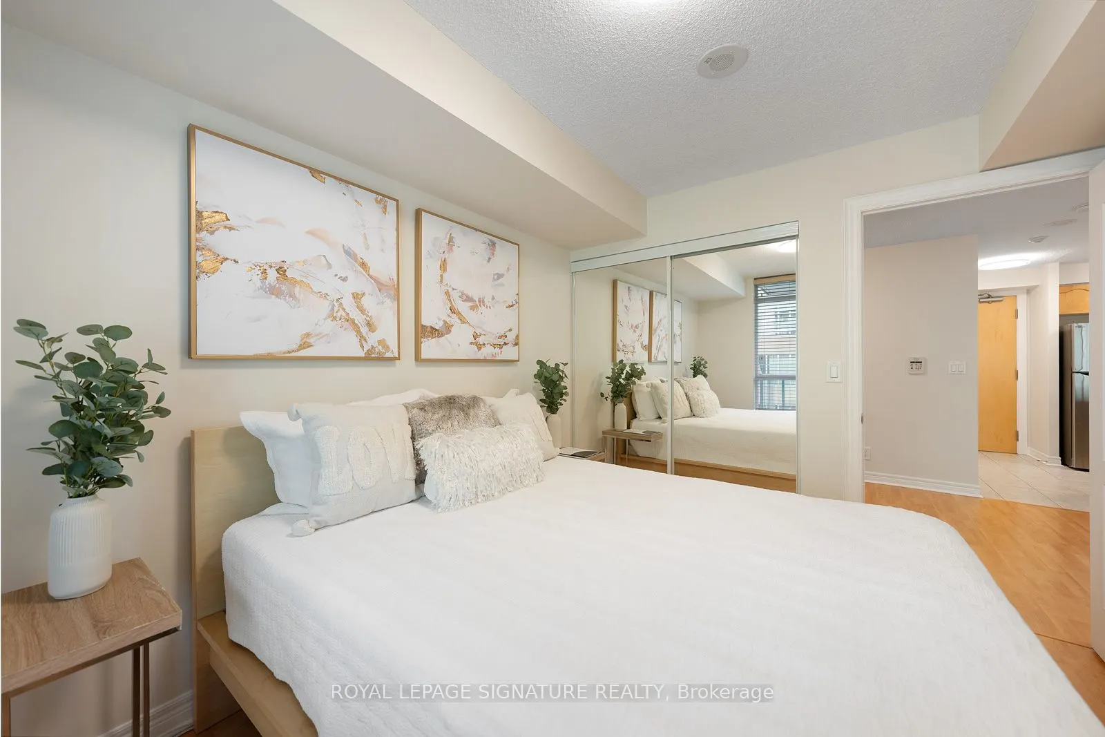 212 Eglinton Avenue E, #605
