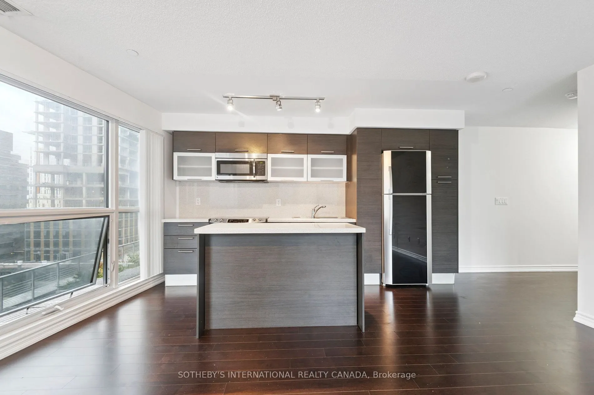 386 Yonge Street, #602