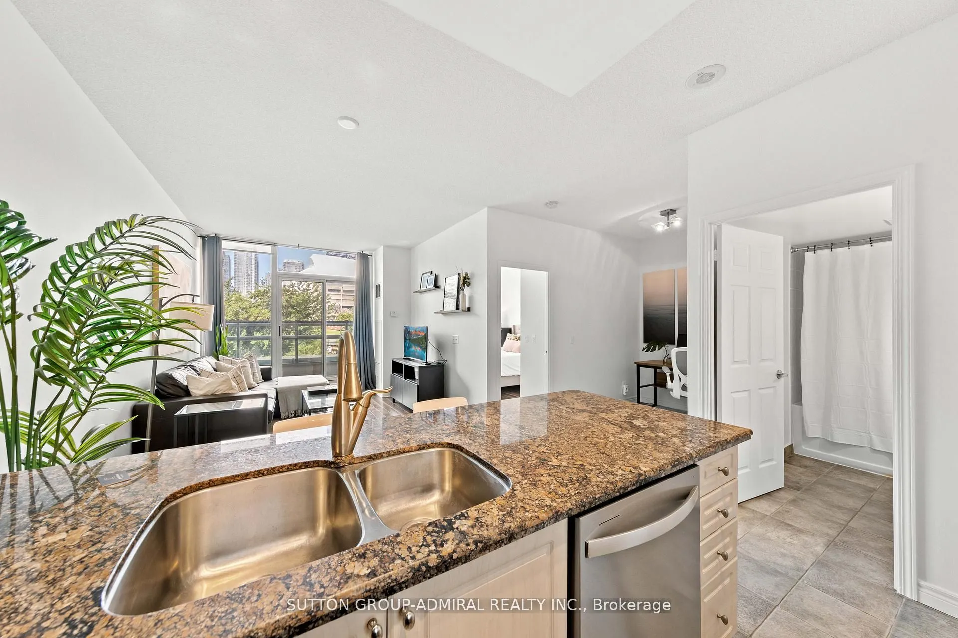 51 Lower Simcoe Street, #210