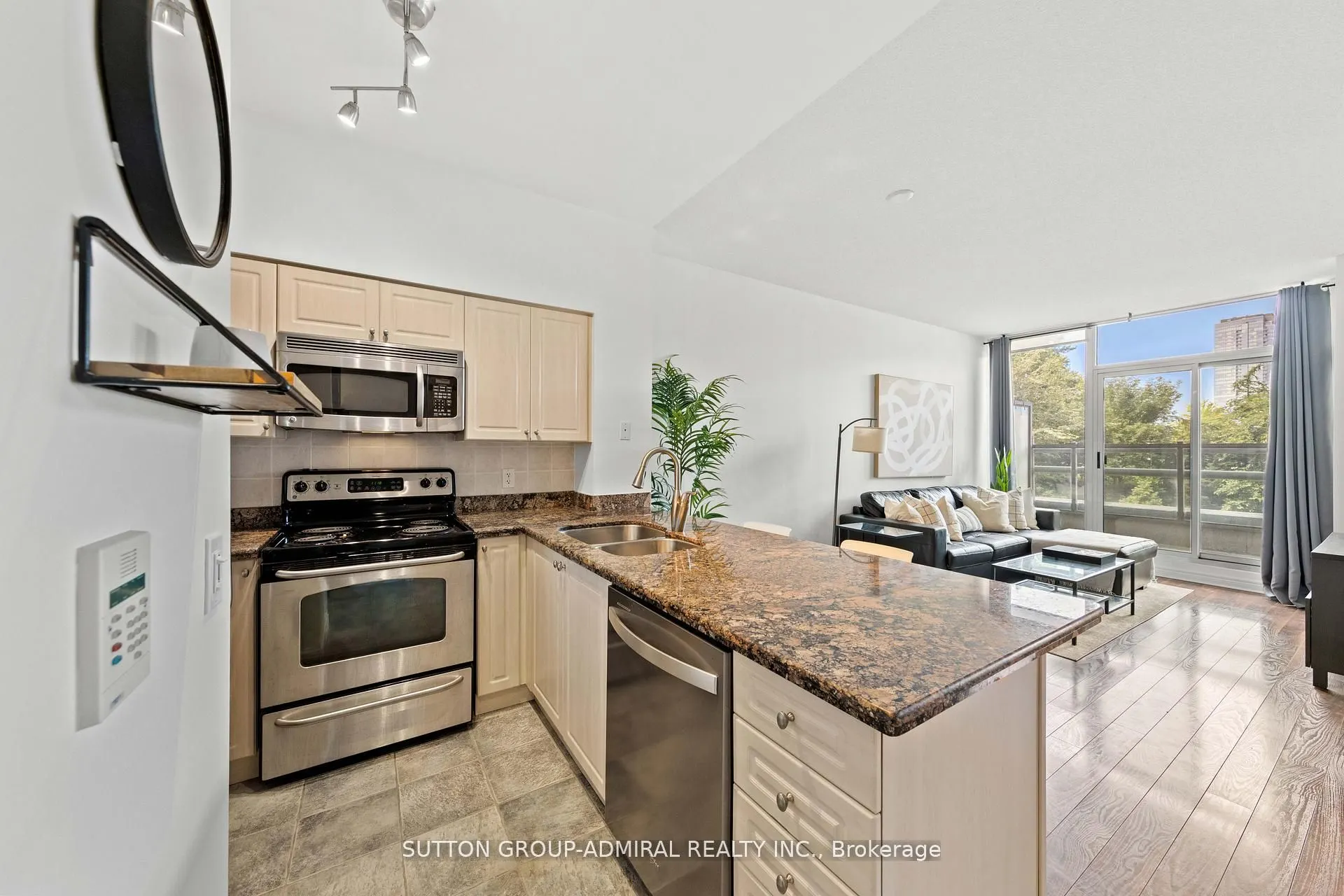51 Lower Simcoe Street, #210