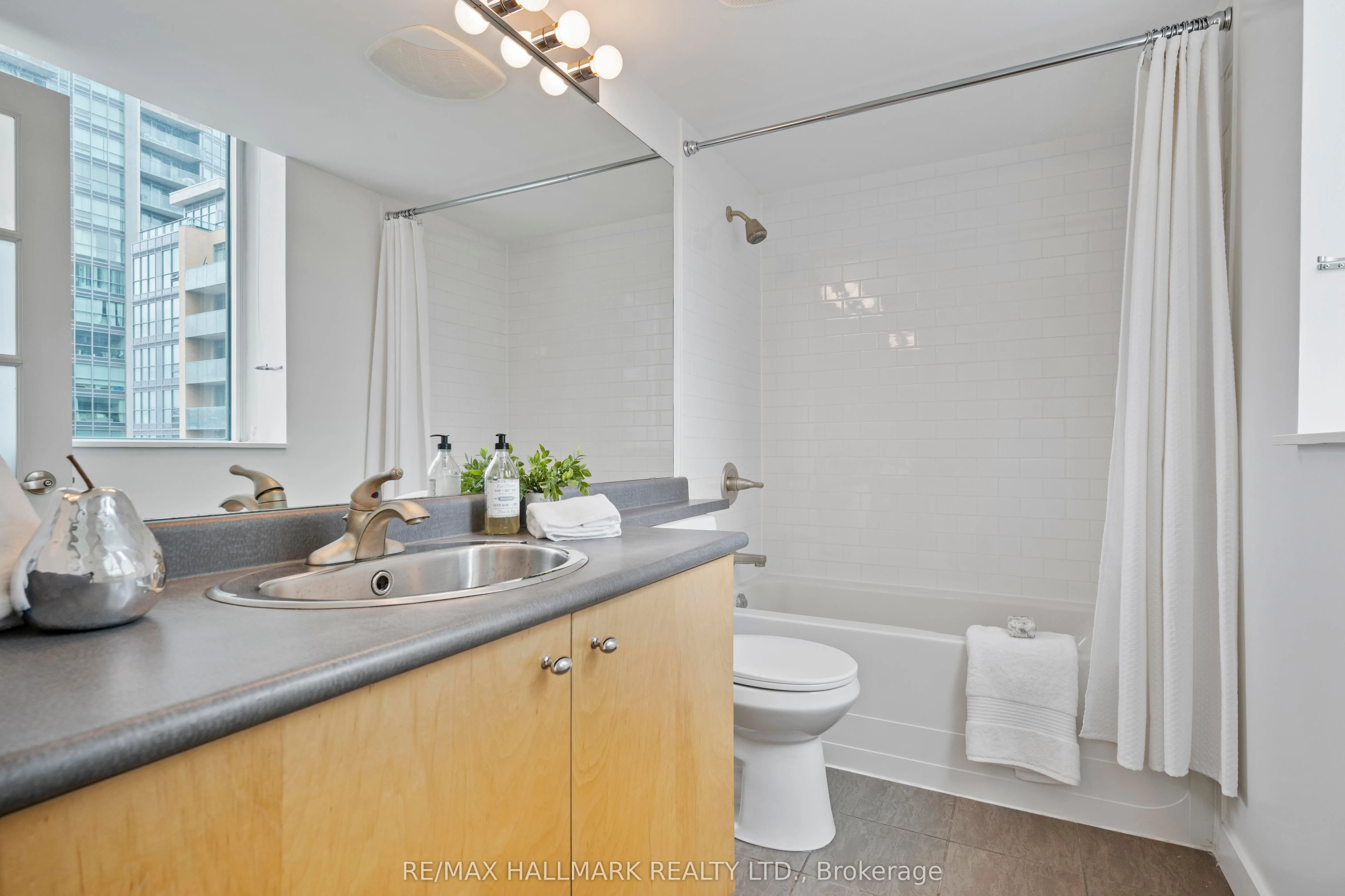 50 Lynn Williams Street, #906