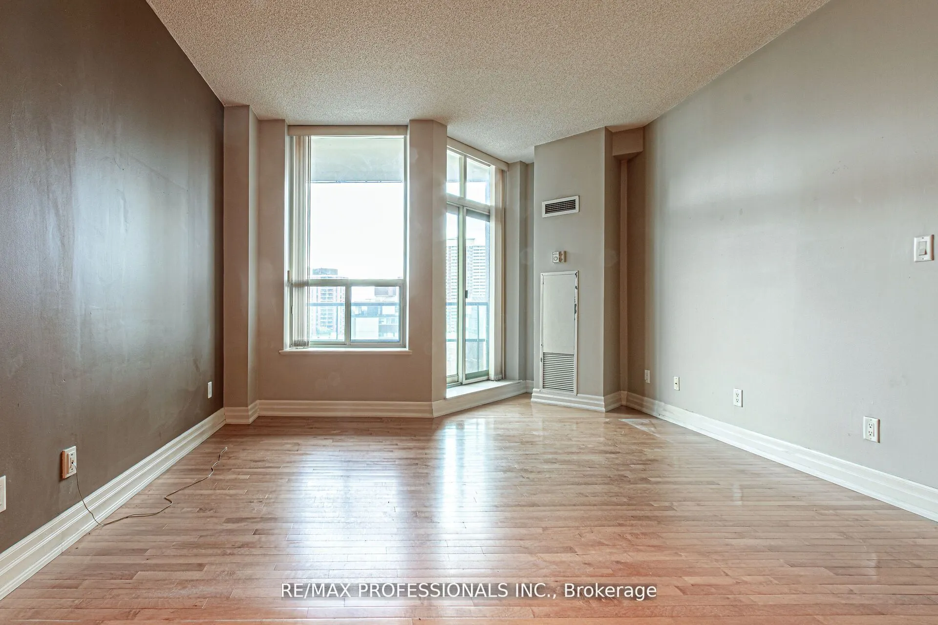 70 Alexander Street, #1007