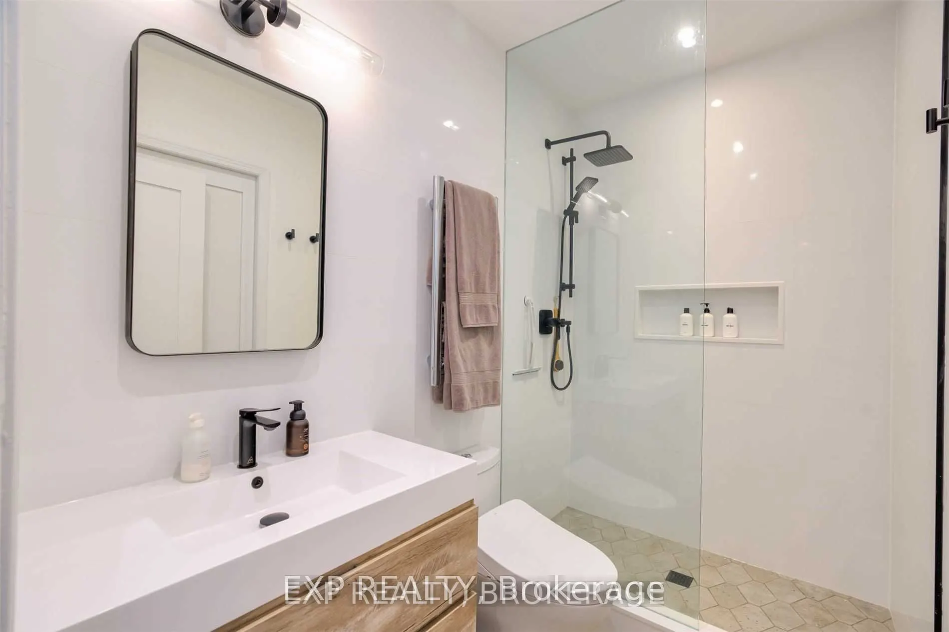 142 Bathurst Street