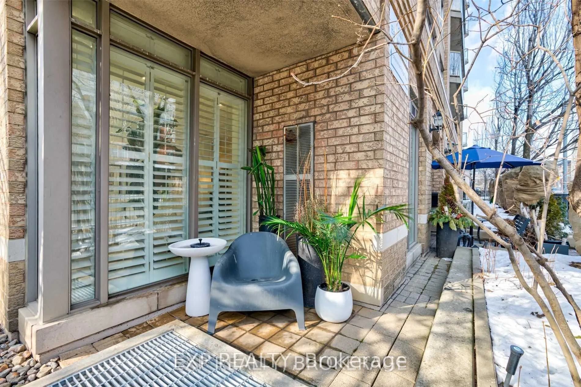 142 Bathurst Street