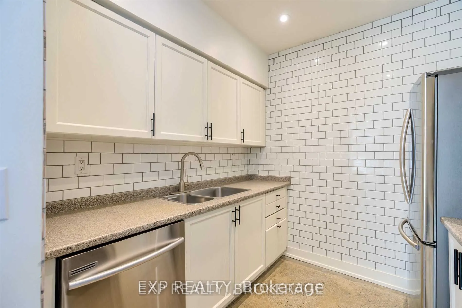 142 Bathurst Street