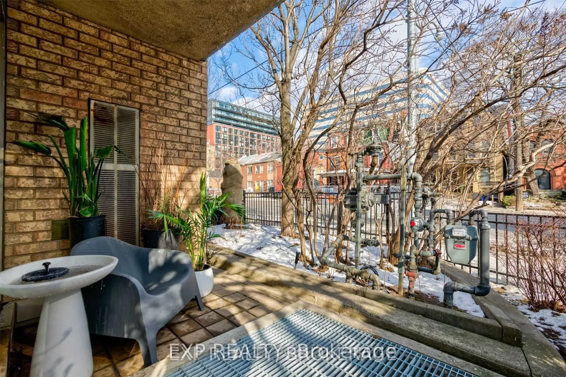 142 Bathurst Street