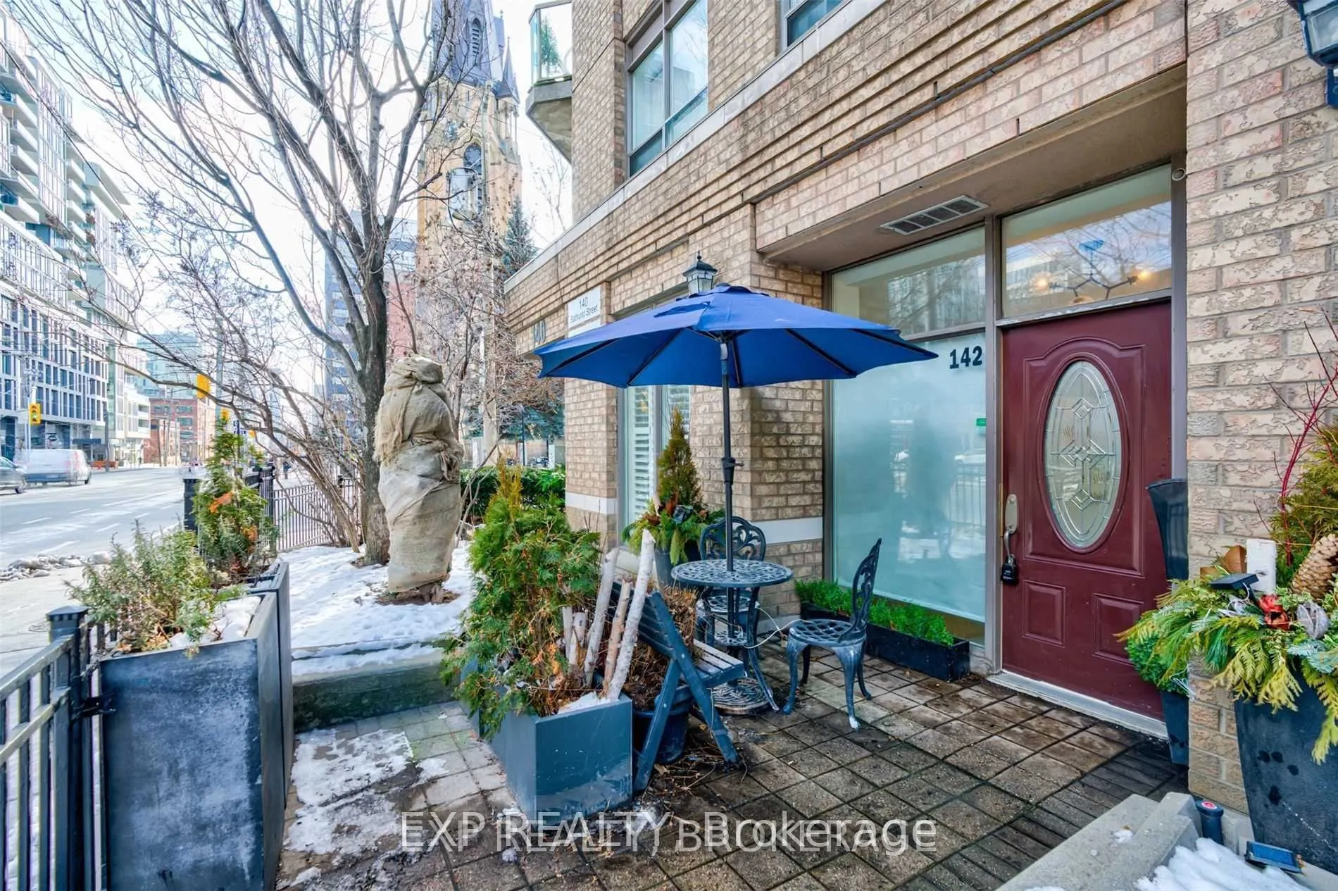 142 Bathurst Street