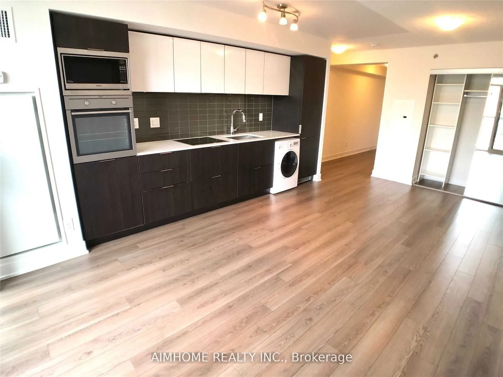 318 Richmond Street W, #503