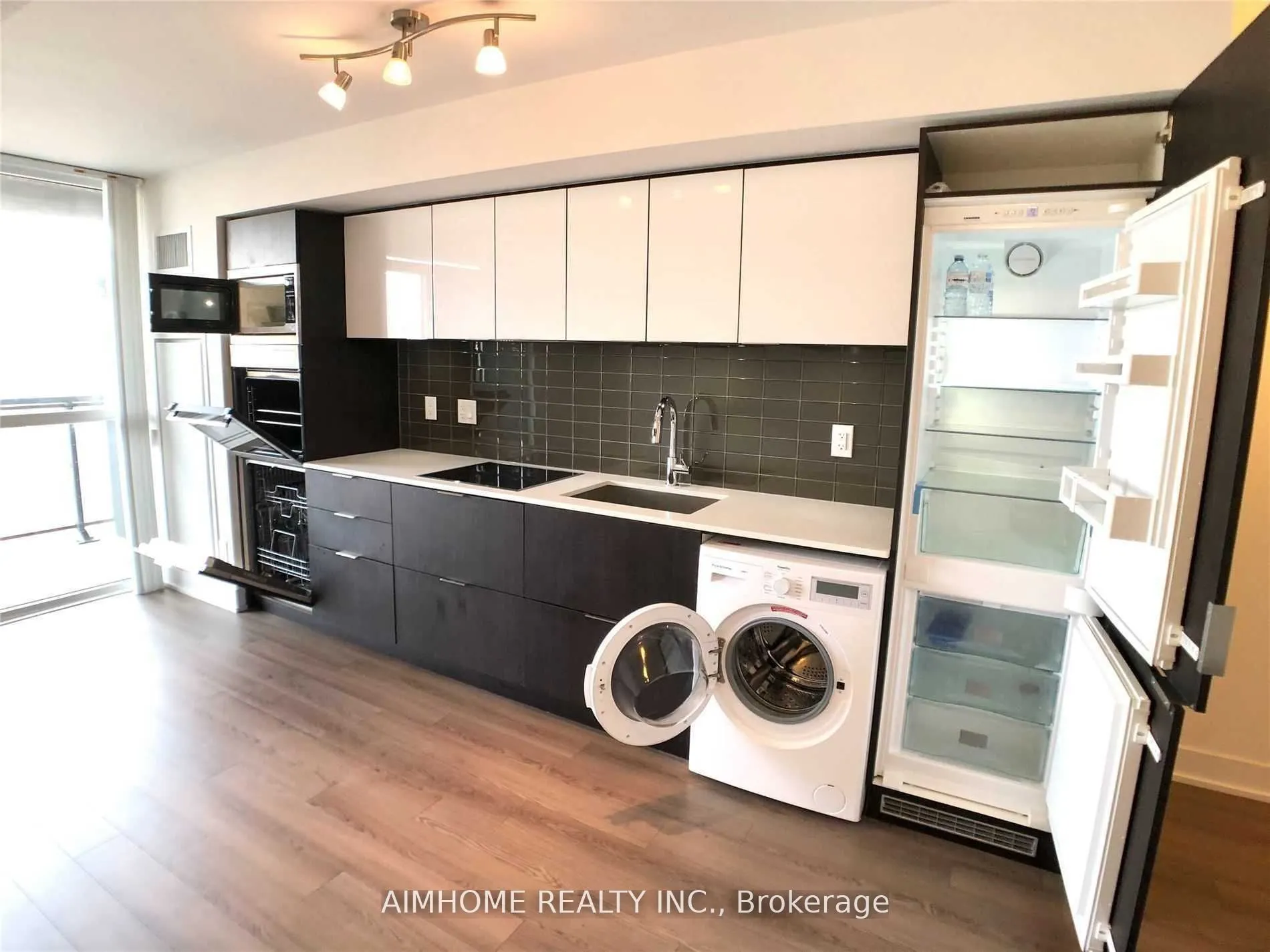 318 Richmond Street W, #503