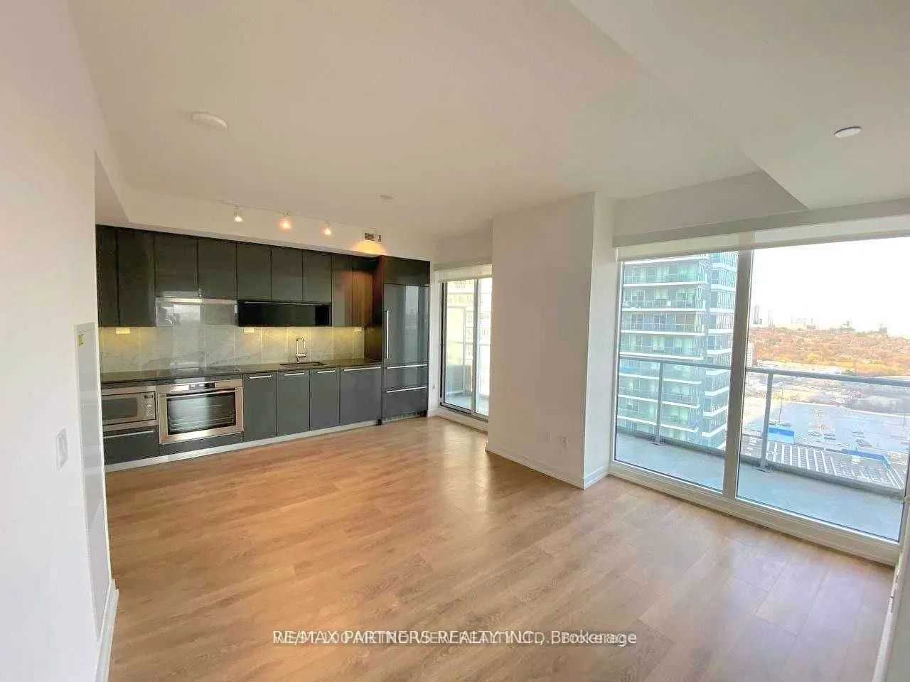 115 Mcmahon Drive, #2010