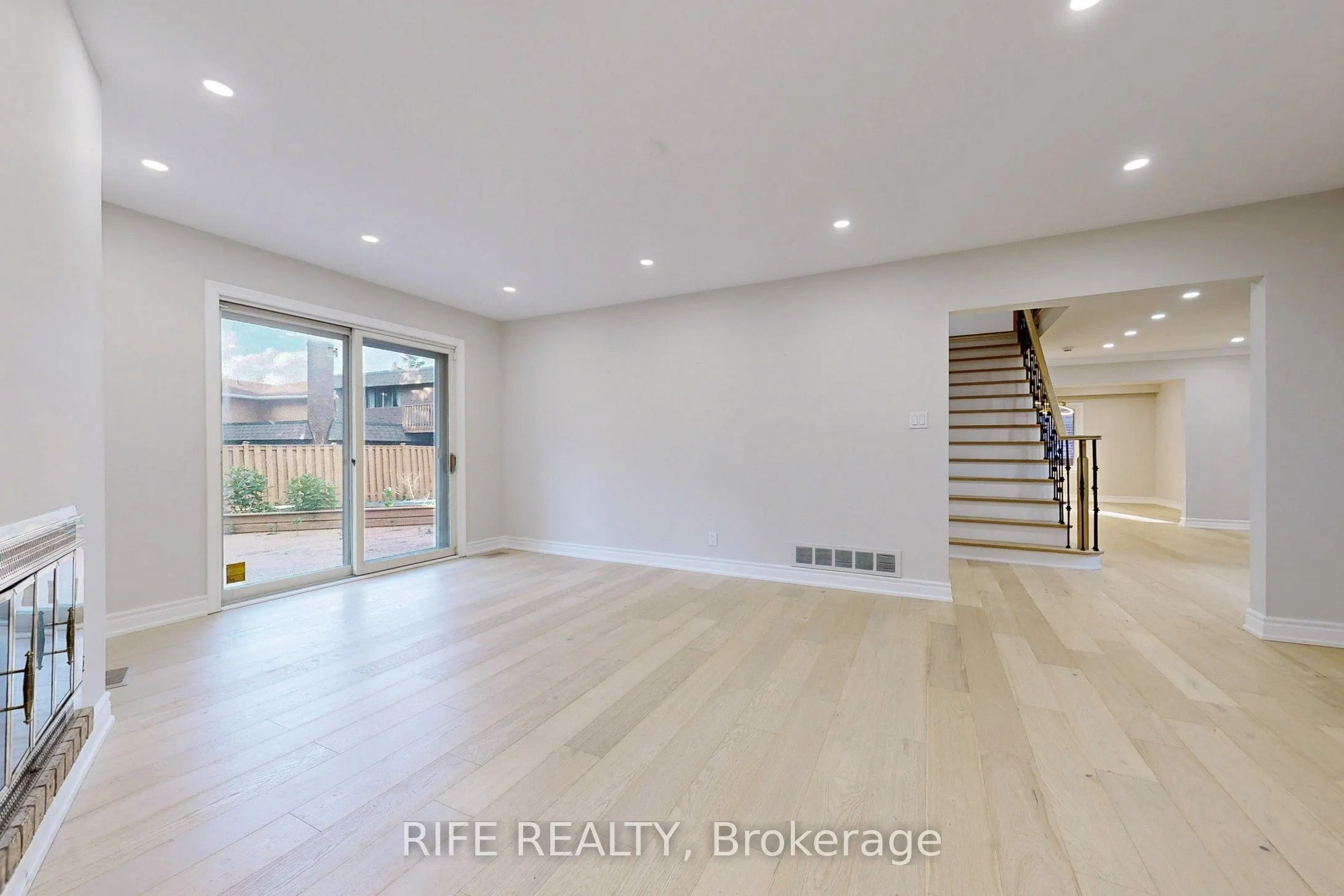 8 Elliotwood Court