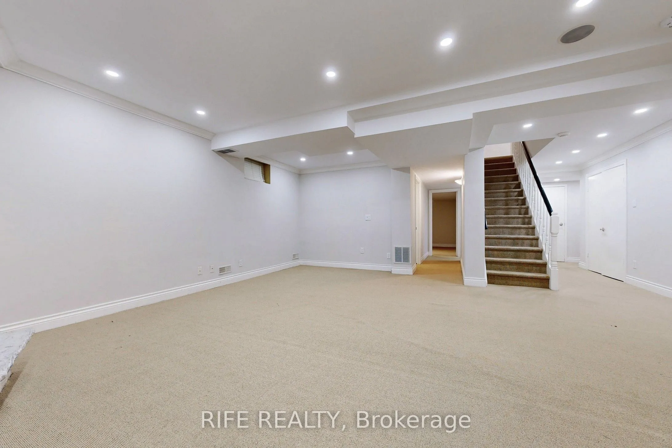 8 Elliotwood Court