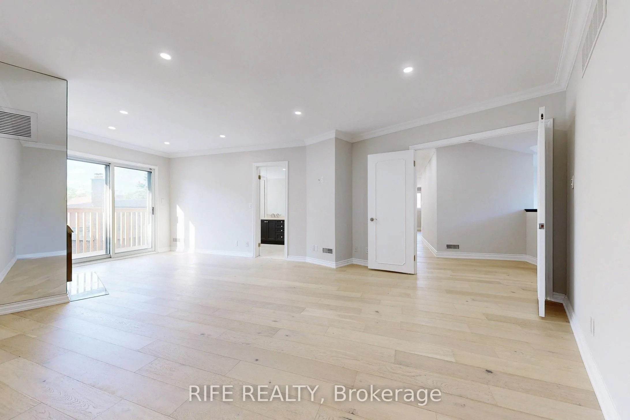 8 Elliotwood Court