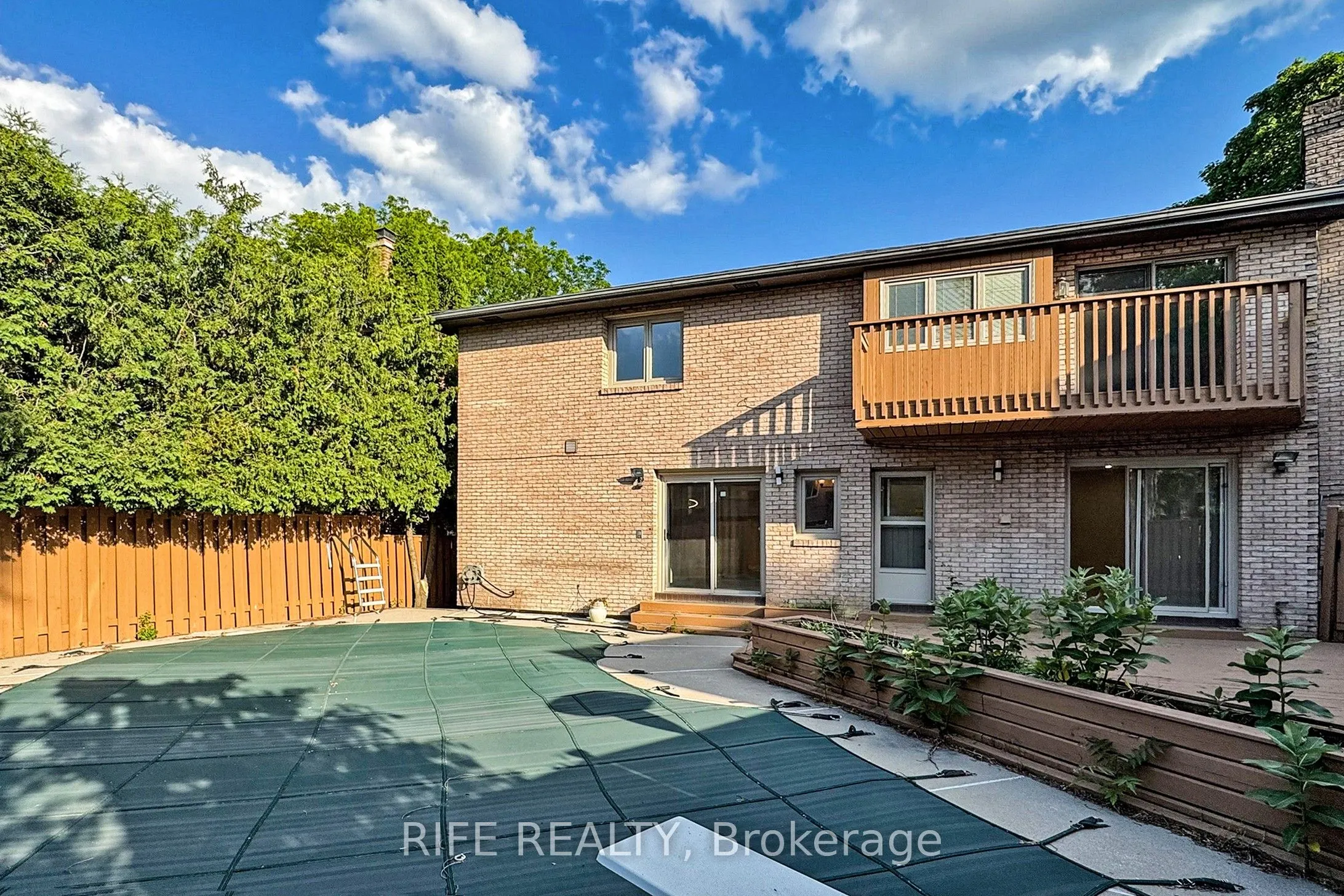 8 Elliotwood Court