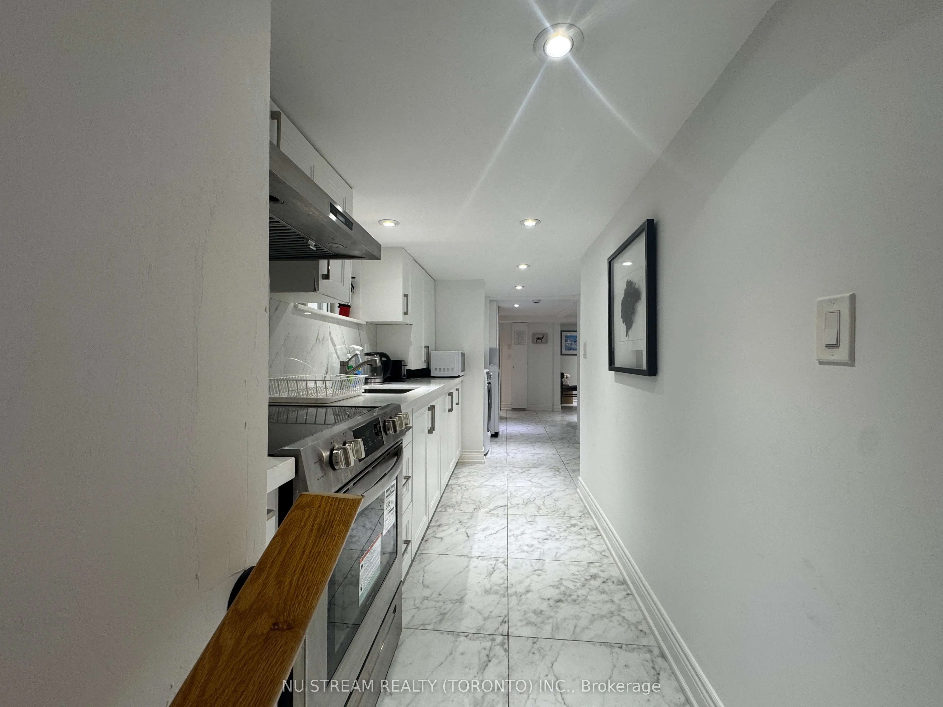 Bsmt 119 Lascelles Boulevard