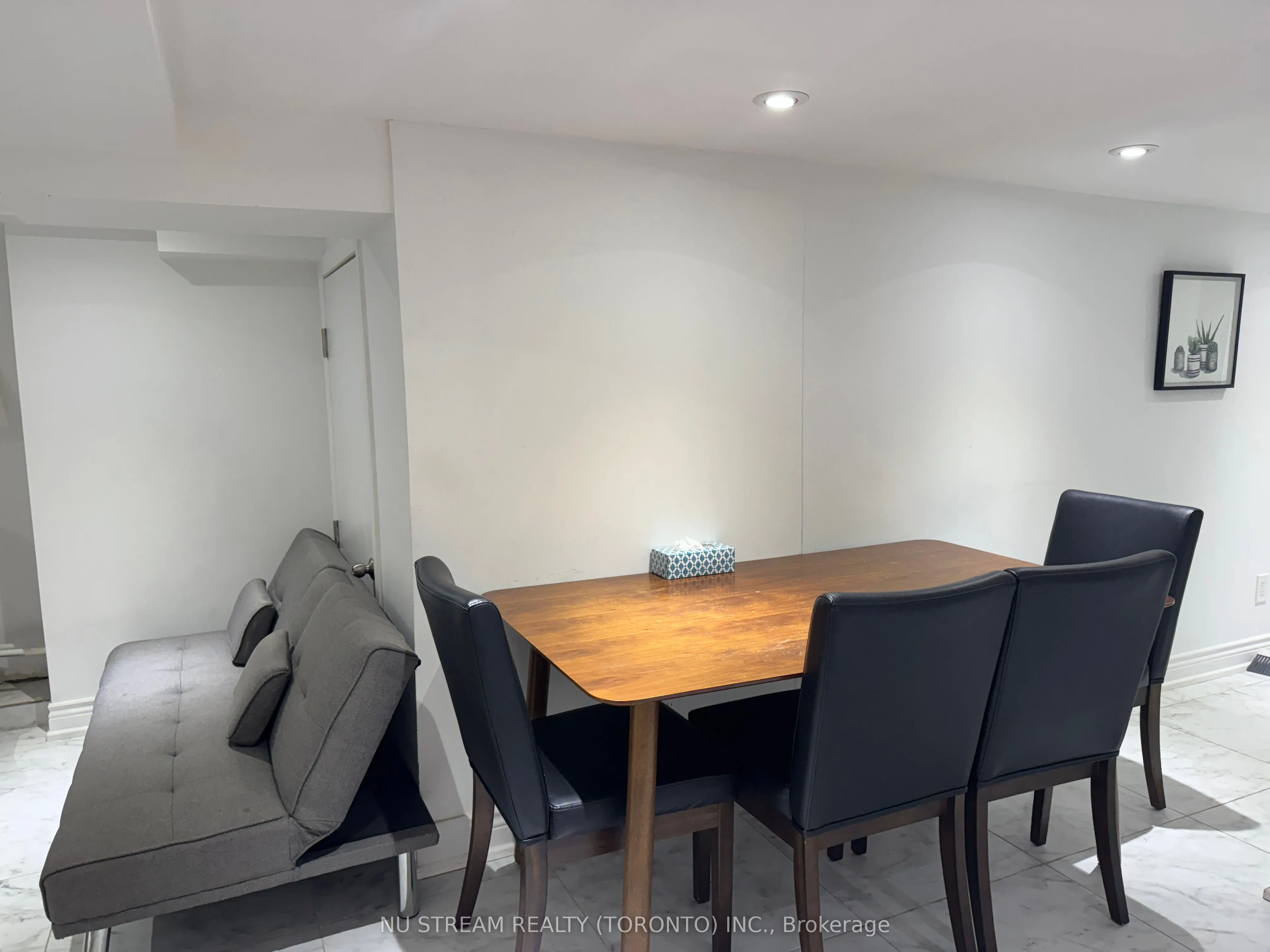 Bsmt 119 Lascelles Boulevard