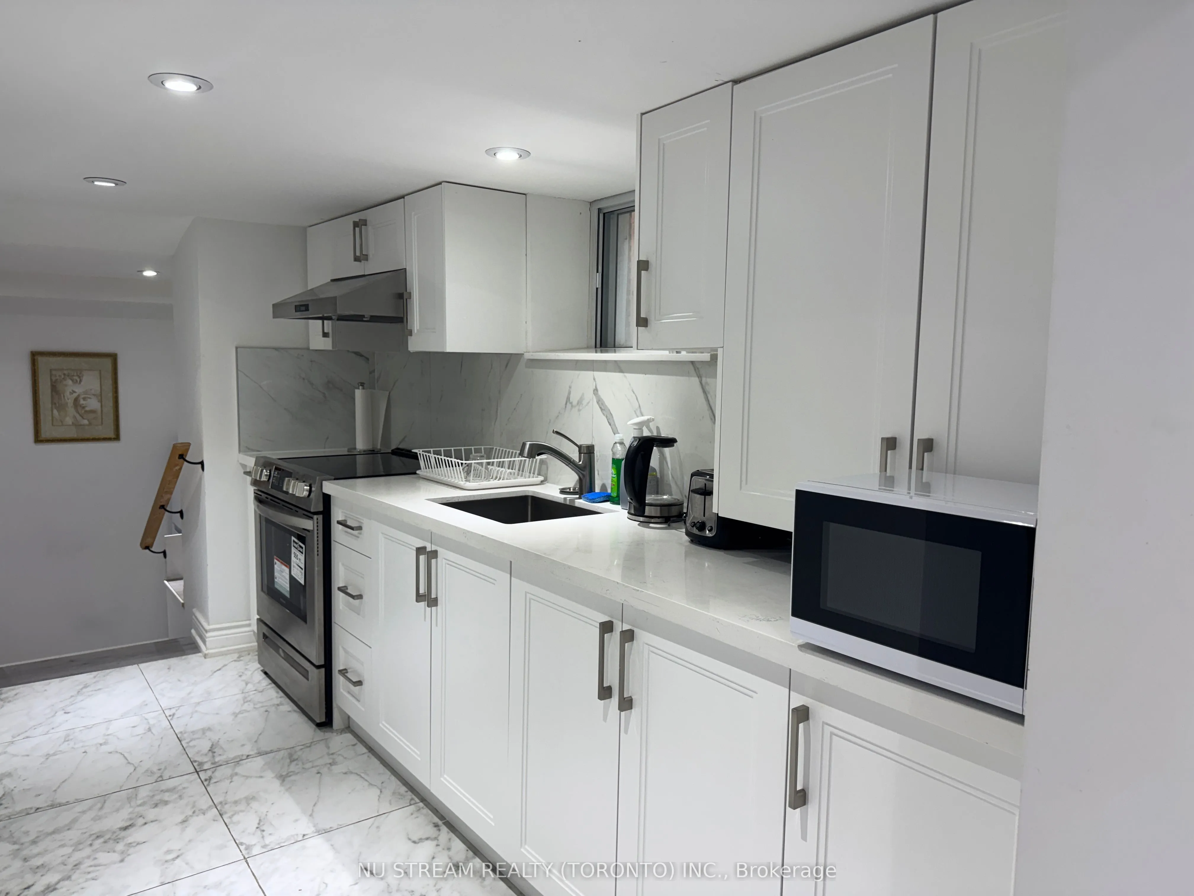 Bsmt 119 Lascelles Boulevard