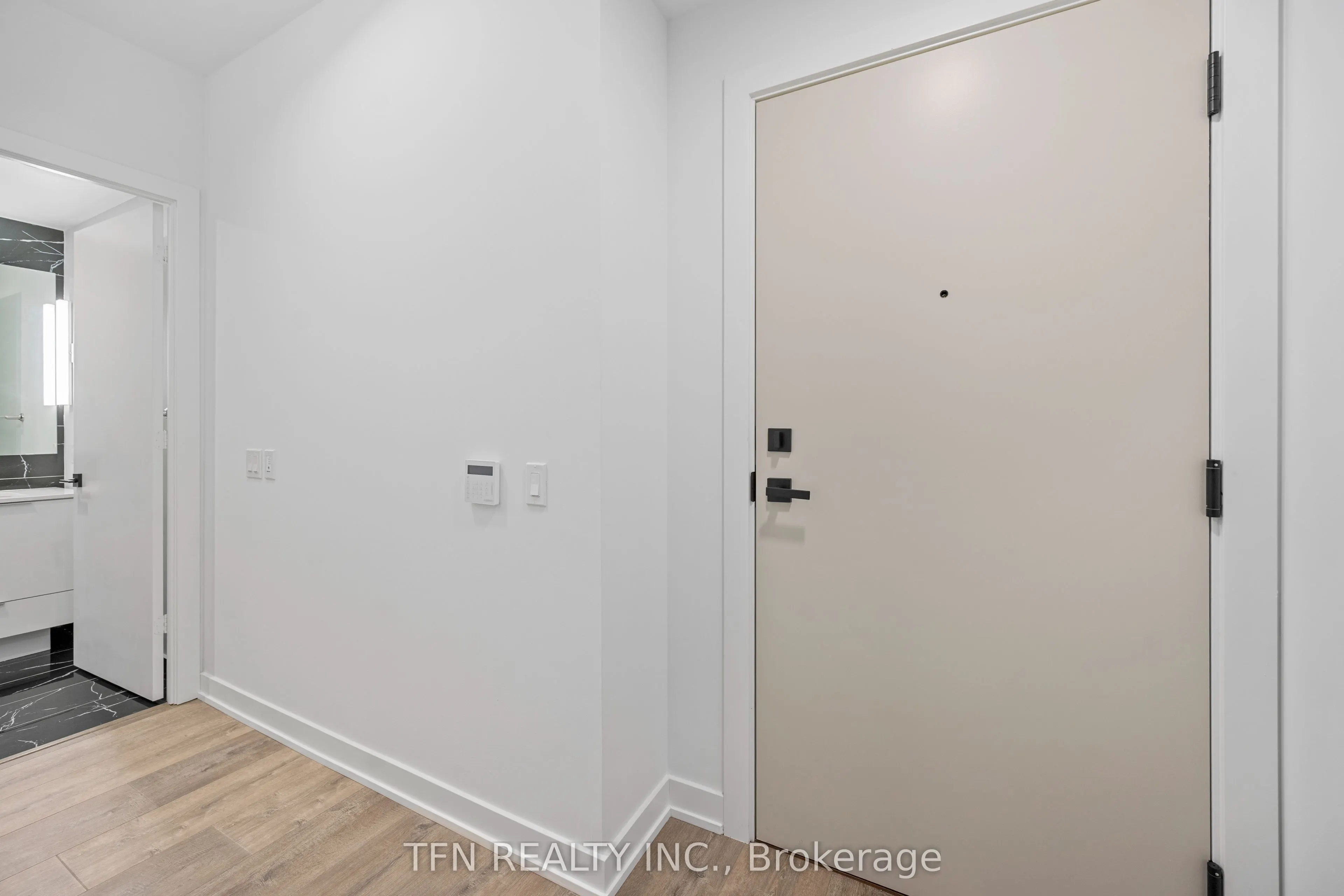 327 King Street W, #302