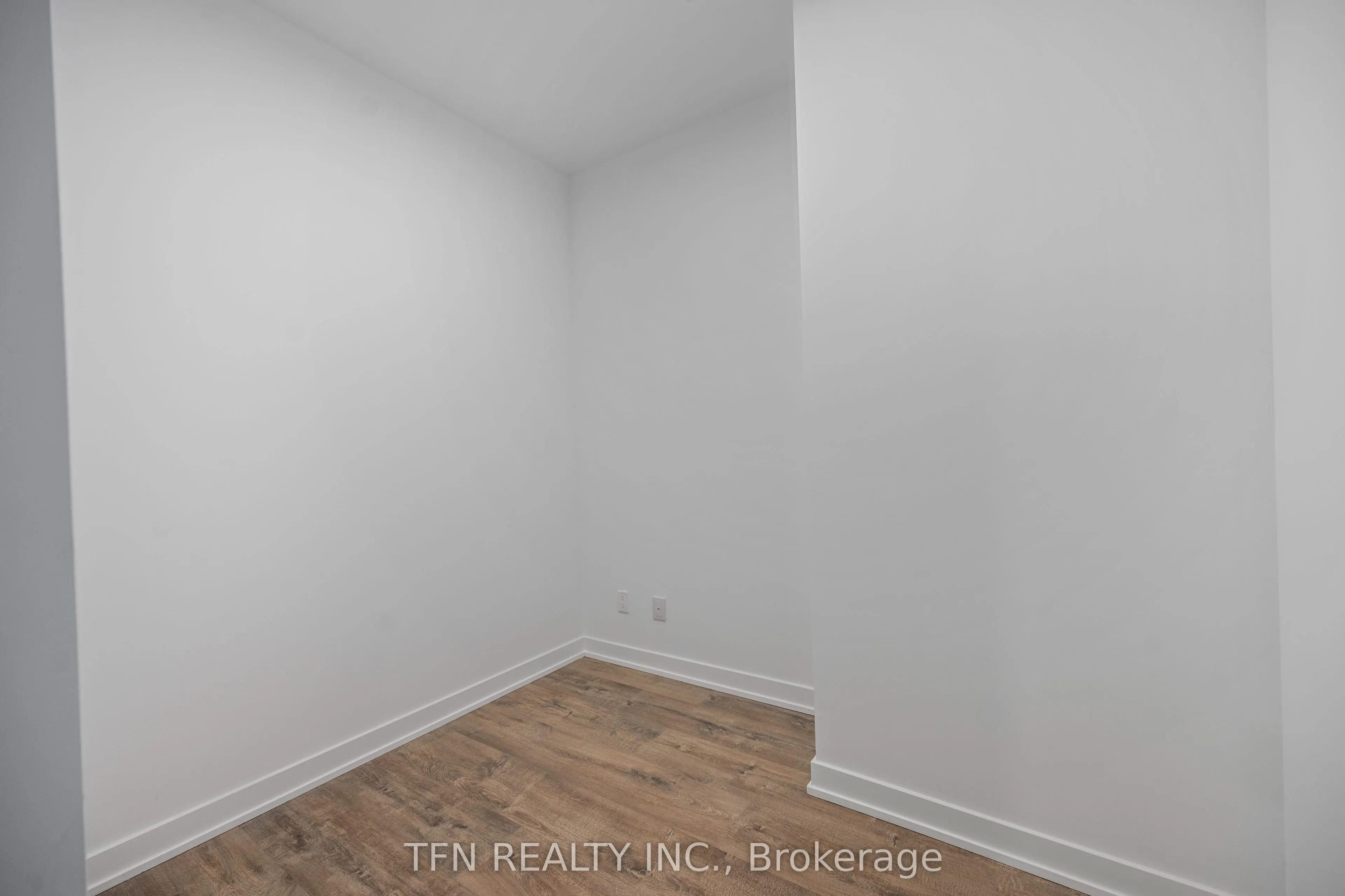 327 King Street W, #302