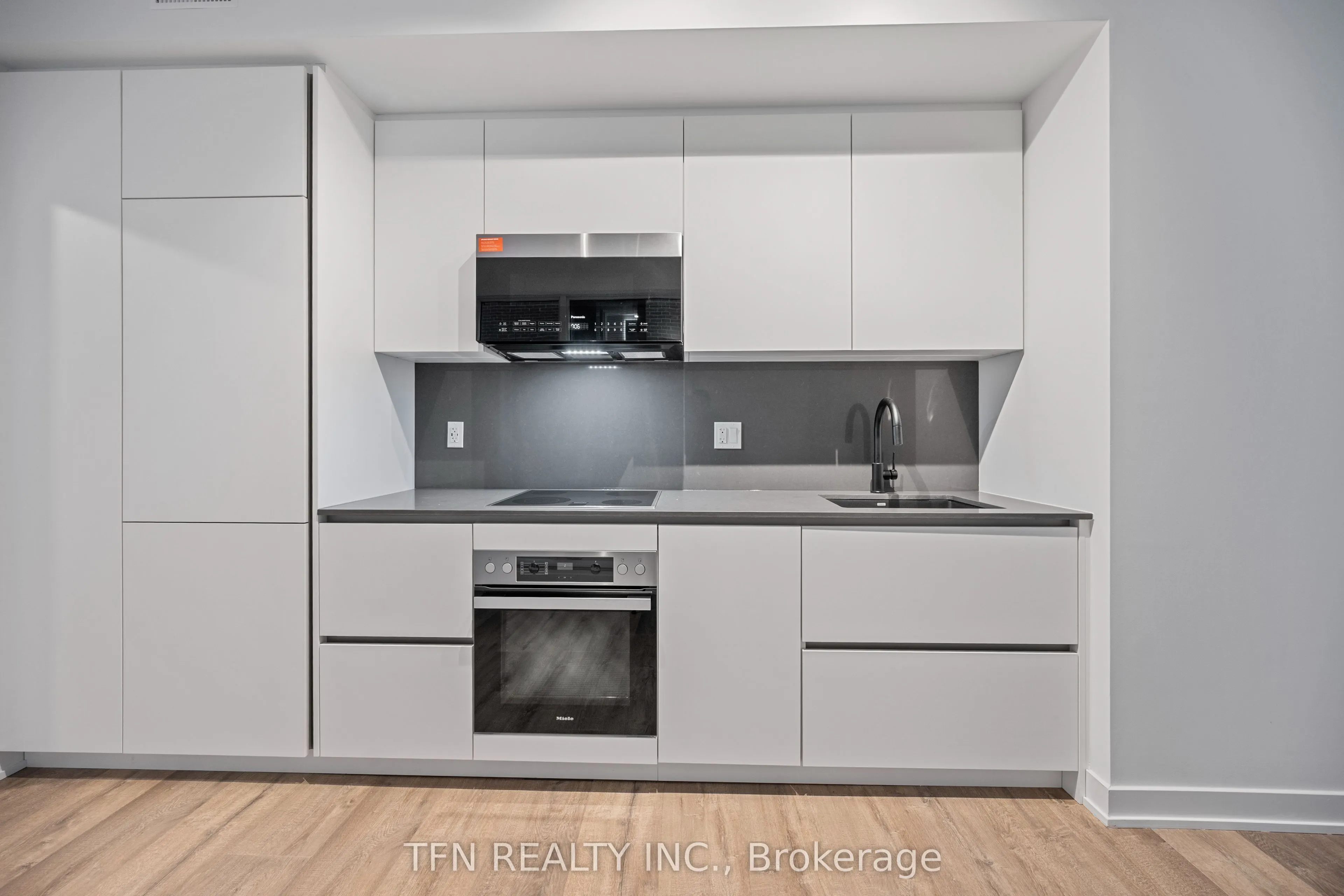 327 King Street W, #302